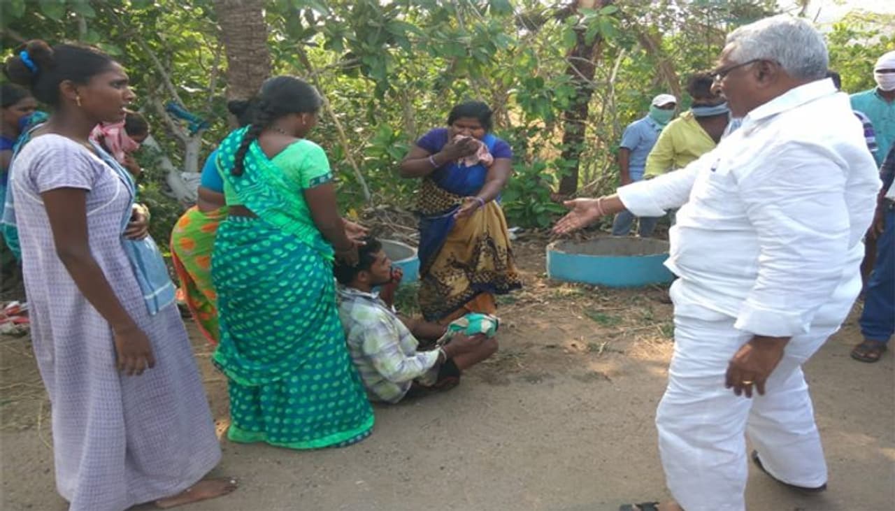 <p>జగిత్యాల: ద్విచక్ర వాహనం అదుపు తప్పి రోడ్డు ప్రమాదానికి గురయి తీవ్ర గాయాలపాలైన భార్యాభర్తలను కాపాడి మానవత్వాన్ని చాటుకున్నారు శాసనమండలి సభ్యులు తాటిపర్తి జీవన్ రెడ్డి. తీవ్ర గాయాలైన భార్యాభర్తలను తన సొంత వాహనంలో చికిత్స కోసం ఆసుపత్రికి తరలించి వారి ప్రాణాలను కాపాడారు. </p> <p>జగిత్యాల: ద్విచక్ర వాహనం అదుపు తప్పి రోడ్డు ప్రమాదానికి గురయి తీవ్ర గాయాలపాలైన భార్యాభర్తలను కాపాడి మానవత్వాన్ని చాటుకున్నారు శాసనమండలి సభ్యులు తాటిపర్తి జీవన్ రెడ్డి. తీవ్ర గాయాలైన భార్యాభర్తలను తన సొంత వాహనంలో చికిత్స కోసం ఆసుపత్రికి తరలించి వారి ప్రాణాలను కాపాడారు. </p>