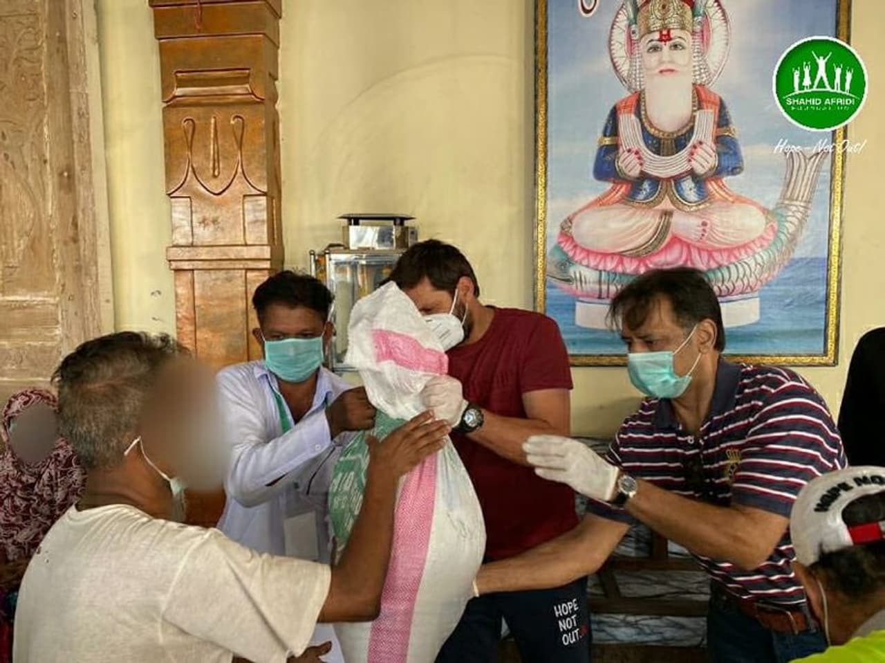 <p>ಪಾಕ್ ನಲ್ಲಿನ ದೇವಾಲಯಕ್ಕೆ ತೆರಳಿ ಅಲ್ಲಿಯ ಜನರಿಗೆ ನಿಮ್ಮೊಂದಿಗೆ ನಾನಿದ್ದೇನೆ ಎಂದು ಧೈರ್ಯ ತುಂಬಿದ್ದಾರೆ.</p> <p>ಪಾಕ್ ನಲ್ಲಿನ ದೇವಾಲಯಕ್ಕೆ ತೆರಳಿ ಅಲ್ಲಿಯ ಜನರಿಗೆ ನಿಮ್ಮೊಂದಿಗೆ ನಾನಿದ್ದೇನೆ ಎಂದು ಧೈರ್ಯ ತುಂಬಿದ್ದಾರೆ.</p>