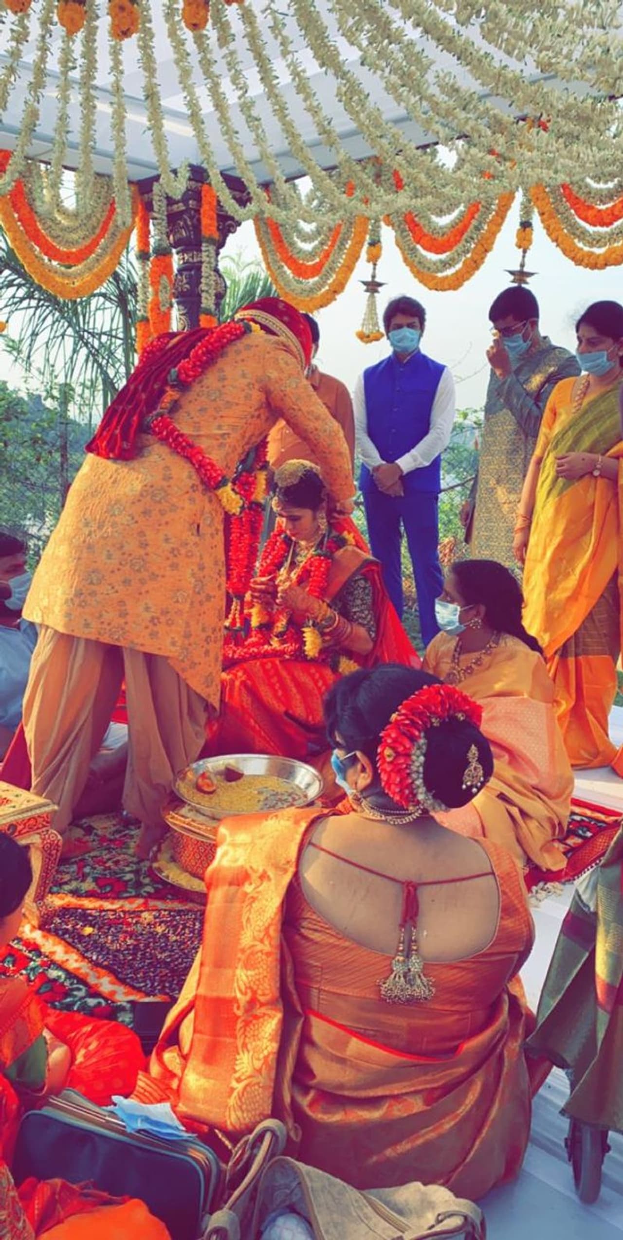 <p>మూడు ముళ్ల బంధంతో ఒక్కటైనా పల్లవి, నిఖిల్.. </p> <p>మూడు ముళ్ల బంధంతో ఒక్కటైనా పల్లవి, నిఖిల్.. </p>