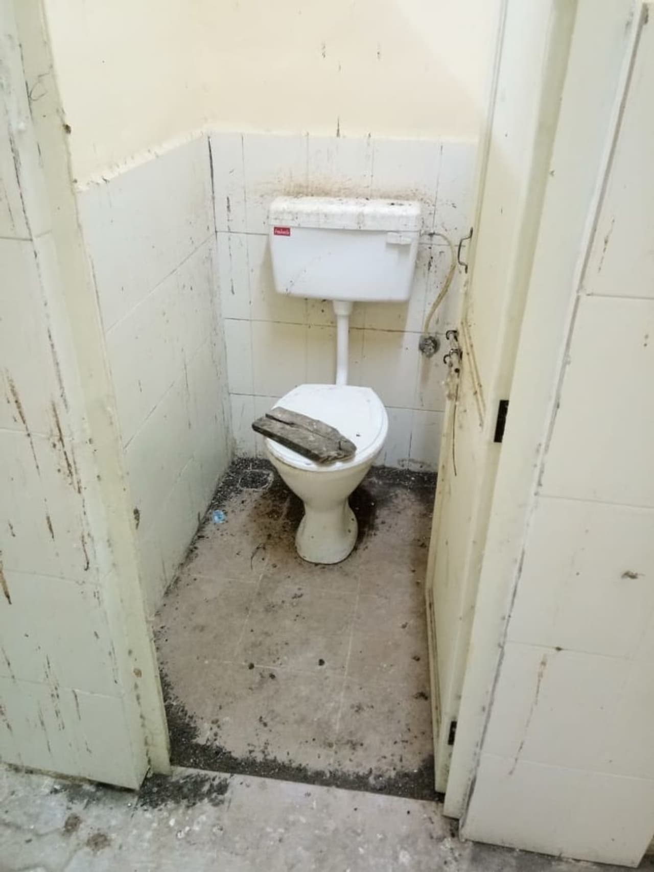 <p>ಶೋಚನೀಯ ಸ್ಥಿತಿಯಲ್ಲಿ ಯಾದಗಿರಿ ಜಿಲ್ಲೆಯ ಕೆಲವೊಂದು ಕ್ವಾರಂಟೈನ್ ಕೇಂದ್ರಗಳು&nbsp;</p>