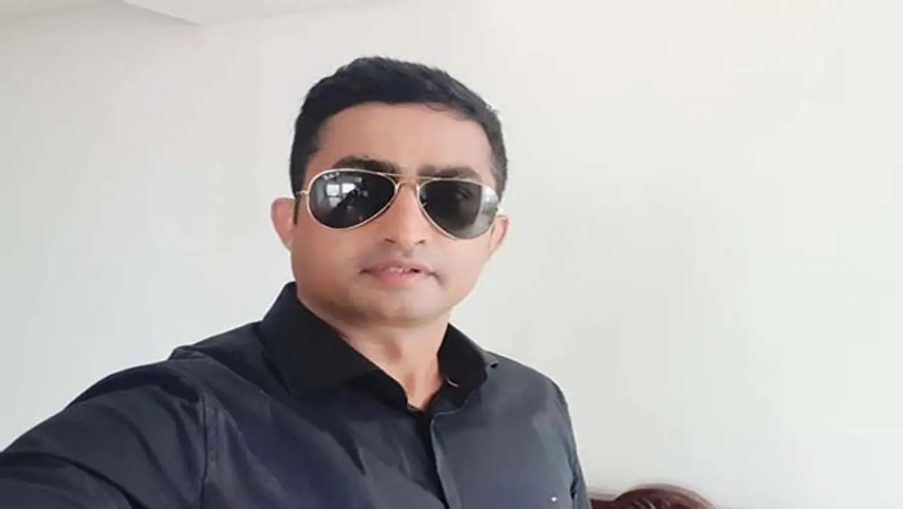 <p>ಸಂದೀಪ್ ಕುಮಾರ್ ಮೀಣಾ :ಇವರು ಮೂಲತಃ ರಾಜಸ್ಥಾನದ ನಿವಾಸಿ. ತಂದೆ ಜಿತೇಂದ್ರ ಕುಮಾರ್ ಅವರು ಕೃಷಿಕರಾಗಿದ್ದಾರೆ.ಸಂದೀಪ್ ಅವರು 2018 ರ ಬ್ಯಾಚ್ ನ ಐಪಿಎಸ್ ಅಧಿಕಾರಿ. ಸಂದೀಪ್ ಅವರು ಜನರು ಮೆಚ್ಚಿದ್ದ ಅಧಿಕಾರಿಯಾಗಿದ್ದು ಅಲ್ಲಿನವರ ಮಧ್ಯೆ ಹೆಚ್ಚು ಚರ್ಚೆಯಲ್ಲಿರುವ ಆಫೀಸರ್ ಆಗಿದ್ದಾರೆ. </p> <p>ಸಂದೀಪ್ ಕುಮಾರ್ ಮೀಣಾ :ಇವರು ಮೂಲತಃ ರಾಜಸ್ಥಾನದ ನಿವಾಸಿ. ತಂದೆ ಜಿತೇಂದ್ರ ಕುಮಾರ್ ಅವರು ಕೃಷಿಕರಾಗಿದ್ದಾರೆ.ಸಂದೀಪ್ ಅವರು 2018 ರ ಬ್ಯಾಚ್ ನ ಐಪಿಎಸ್ ಅಧಿಕಾರಿ. ಸಂದೀಪ್ ಅವರು ಜನರು ಮೆಚ್ಚಿದ್ದ ಅಧಿಕಾರಿಯಾಗಿದ್ದು ಅಲ್ಲಿನವರ ಮಧ್ಯೆ ಹೆಚ್ಚು ಚರ್ಚೆಯಲ್ಲಿರುವ ಆಫೀಸರ್ ಆಗಿದ್ದಾರೆ. </p>