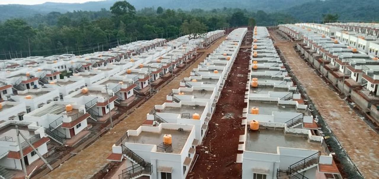 <p>ಸೋಮವಾರಪೇಟೆ ತಾಲೂಕಿನ ಜಂಬೂರು ಗ್ರಾಮದಲ್ಲಿ ಹಾಗೂ ಮಡಿಕೇರಿ ತಾಲೂಕಿನ ಮದೆ ಗ್ರಾಮದಲ್ಲಿ ಈಗಾಗಲೇ 463 ಮನೆಗಳು ನಿರ್ಮಾಣವಾಗುತ್ತಿದ್ದು, ಮೇ ಅಂತ್ಯದೊಳಗೆ ಸಂತ್ರಸ್ತರಿಗೆ ಮುಕ್ತವಾಗುವ ನಿರೀಕ್ಷೆಯಿದೆ.</p> <p>ಸೋಮವಾರಪೇಟೆ ತಾಲೂಕಿನ ಜಂಬೂರು ಗ್ರಾಮದಲ್ಲಿ ಹಾಗೂ ಮಡಿಕೇರಿ ತಾಲೂಕಿನ ಮದೆ ಗ್ರಾಮದಲ್ಲಿ ಈಗಾಗಲೇ 463 ಮನೆಗಳು ನಿರ್ಮಾಣವಾಗುತ್ತಿದ್ದು, ಮೇ ಅಂತ್ಯದೊಳಗೆ ಸಂತ್ರಸ್ತರಿಗೆ ಮುಕ್ತವಾಗುವ ನಿರೀಕ್ಷೆಯಿದೆ.</p>