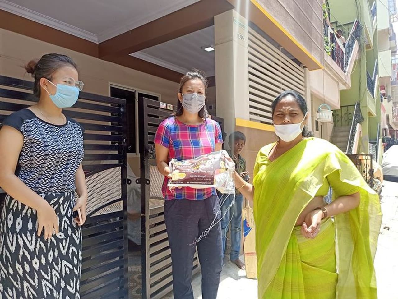 <p>ಬೆಂಗಳೂರಿನ ಬಿಟಿಎಂ ಲೇಔಟ್ನ ಪ್ರದೇಶದಲ್ಲಿ ವಾಸಿಸುತ್ತಿರುವ ಈಶಾನ್ಯ ಭಾರತದ ಹೆಣ್ಣು ಮಕ್ಕಳಿಗೆ ಸಂಸದೆ ಶೋಭಾ ಕರಂದ್ಲಾಜೆ ದಿನಬಳಕೆಯ ಅಗತ್ಯ ವಸ್ತುಗಳನ್ನು ವಿತರಿಸಿದ್ದಾರೆ.</p> <p>ಬೆಂಗಳೂರಿನ ಬಿಟಿಎಂ ಲೇಔಟ್ನ ಪ್ರದೇಶದಲ್ಲಿ ವಾಸಿಸುತ್ತಿರುವ ಈಶಾನ್ಯ ಭಾರತದ ಹೆಣ್ಣು ಮಕ್ಕಳಿಗೆ ಸಂಸದೆ ಶೋಭಾ ಕರಂದ್ಲಾಜೆ ದಿನಬಳಕೆಯ ಅಗತ್ಯ ವಸ್ತುಗಳನ್ನು ವಿತರಿಸಿದ್ದಾರೆ.</p>