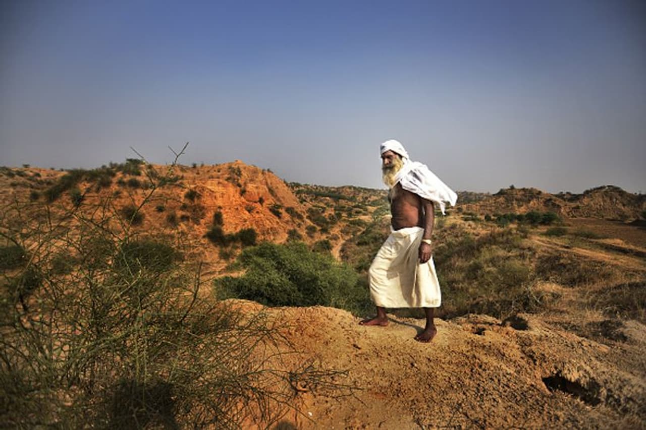 <p><strong>ചമ്പൽ എവിടെയാണ്? </strong></p><p>ആഗ്രയിൽ നിന്ന് 80 കിലോമീറ്റർ അകലെയായിട്ടാണ് ചമ്പൽ വാലി സ്ഥിതിചെയ്യുന്നത്. ഉത്തർപ്രദേശ്, മധ്യപ്രദേശ്, രാജസ്ഥാൻ എന്നീ മൂന്ന് സംസ്ഥാനങ്ങളുടെ കൂടിച്ചേരുന്നിടത്താണ് ഇത് നിലകൊള്ളുന്നത്. 900 കിലോമീറ്റർ ദൂരത്തിൽ ഇതിലൂടെ ഒഴുകുന്ന ചമ്പൽ നദി മധ്യപ്രദേശിലെ വിന്ധ്യകളിൽ നിന്നാണ് ഉത്ഭവിക്കുന്നത്. ചമ്പൽ നദി യമുനയുടെ പ്രധാന കൈവഴിയാണ്. </p> <p><strong>ചമ്പൽ എവിടെയാണ്? </strong></p><p>ആഗ്രയിൽ നിന്ന് 80 കിലോമീറ്റർ അകലെയായിട്ടാണ് ചമ്പൽ വാലി സ്ഥിതിചെയ്യുന്നത്. ഉത്തർപ്രദേശ്, മധ്യപ്രദേശ്, രാജസ്ഥാൻ എന്നീ മൂന്ന് സംസ്ഥാനങ്ങളുടെ കൂടിച്ചേരുന്നിടത്താണ് ഇത് നിലകൊള്ളുന്നത്. 900 കിലോമീറ്റർ ദൂരത്തിൽ ഇതിലൂടെ ഒഴുകുന്ന ചമ്പൽ നദി മധ്യപ്രദേശിലെ വിന്ധ്യകളിൽ നിന്നാണ് ഉത്ഭവിക്കുന്നത്. ചമ്പൽ നദി യമുനയുടെ പ്രധാന കൈവഴിയാണ്. </p>