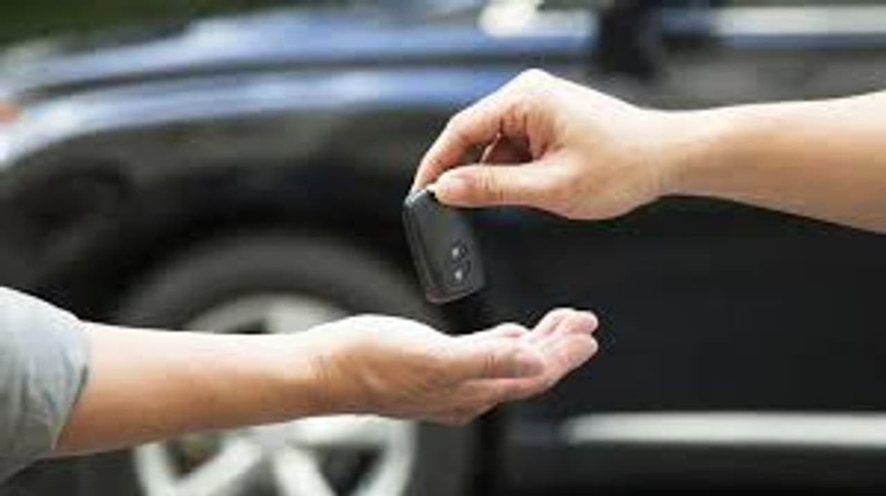 <p>വാഹന കൈമാറ്റവും ഉടമസ്ഥാവകാശം മാറ്റുന്നതും സംബന്ധിച്ച നടപടിക്രമങ്ങള് മോട്ടോര് വാഹന വകുപ്പ് ലഘൂകരിച്ചിരിക്കുകയാണ്. വാഹനം വില്ക്കുന്ന വ്യക്തിയും വാങ്ങുന്ന വ്യക്തിയും രണ്ടു ഓഫീസുകളുടെ പരിധിയിലാണെങ്കില് അപേക്ഷകര്ക്ക് നോ ഡ്യൂ സര്ട്ടിഫിക്കറ്റ് ലഭിക്കാനും കൈമാറ്റം രേഖപ്പെടുത്താനും രണ്ടു ഓഫീസുകളെയും സമീപിക്കേണ്ടി വന്നിരുന്നു. </p> <p>വാഹന കൈമാറ്റവും ഉടമസ്ഥാവകാശം മാറ്റുന്നതും സംബന്ധിച്ച നടപടിക്രമങ്ങള് മോട്ടോര് വാഹന വകുപ്പ് ലഘൂകരിച്ചിരിക്കുകയാണ്. വാഹനം വില്ക്കുന്ന വ്യക്തിയും വാങ്ങുന്ന വ്യക്തിയും രണ്ടു ഓഫീസുകളുടെ പരിധിയിലാണെങ്കില് അപേക്ഷകര്ക്ക് നോ ഡ്യൂ സര്ട്ടിഫിക്കറ്റ് ലഭിക്കാനും കൈമാറ്റം രേഖപ്പെടുത്താനും രണ്ടു ഓഫീസുകളെയും സമീപിക്കേണ്ടി വന്നിരുന്നു. </p>