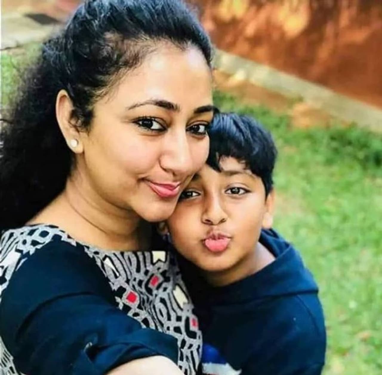 <p>ಸ್ಯಾಂಡಲ್ವುಡ್ ಬಾಕ್ಸ್ ಆಫೀಸ್ ಸುಲ್ತಾನ್ ದರ್ಶನ್ ಹಾಗೂ ಪತ್ನಿ ವಿಜಯಲಕ್ಷ್ಮಿ.</p> <p>ಸ್ಯಾಂಡಲ್ವುಡ್ ಬಾಕ್ಸ್ ಆಫೀಸ್ ಸುಲ್ತಾನ್ ದರ್ಶನ್ ಹಾಗೂ ಪತ್ನಿ ವಿಜಯಲಕ್ಷ್ಮಿ.</p>