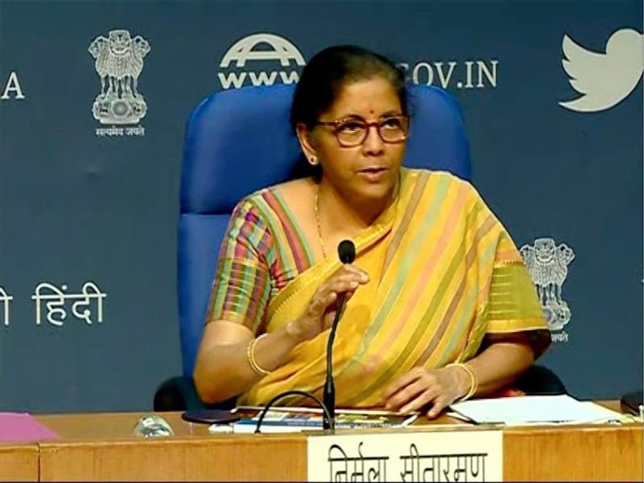 <p>പ്രധാനമന്ത്രി നരേന്ദ്രമോദി പ്രഖ്യാപിച്ച ഇരുപത് ലക്ഷം കോടി രൂപയുടെ സാമ്പത്തിക പാക്കേജിന്റെ ഭാഗമായി കുടിയേറ്റ തൊഴിലാളികൾ, വഴിയോരകച്ചവടക്കാർ, കർഷകർ എന്നിവർക്കുള്ള സഹായപദ്ധതികൾ ധനമന്ത്രി നിർമ്മല സീതാരാമൻ ഇന്ന് പ്രഖ്യാപിച്ചു</p> <p>പ്രധാനമന്ത്രി നരേന്ദ്രമോദി പ്രഖ്യാപിച്ച ഇരുപത് ലക്ഷം കോടി രൂപയുടെ സാമ്പത്തിക പാക്കേജിന്റെ ഭാഗമായി കുടിയേറ്റ തൊഴിലാളികൾ, വഴിയോരകച്ചവടക്കാർ, കർഷകർ എന്നിവർക്കുള്ള സഹായപദ്ധതികൾ ധനമന്ത്രി നിർമ്മല സീതാരാമൻ ഇന്ന് പ്രഖ്യാപിച്ചു</p>