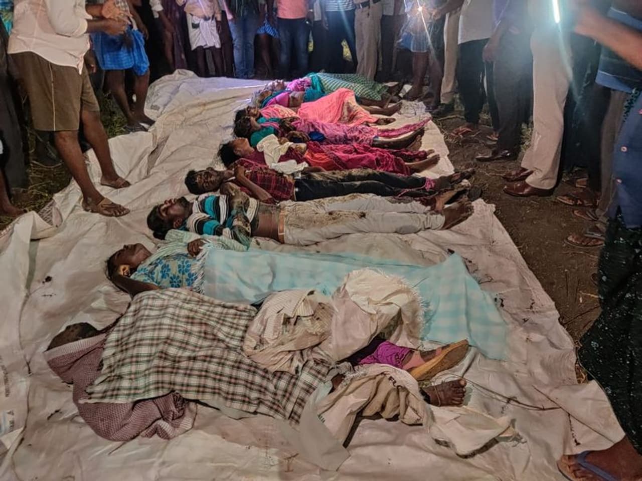 <p>గుంటూరు: విశాఖపట్నంలో చోటుచేసుకున్న గ్యాస్ లీకేజీ దుర్ఘటనను మరువక ముందే ప్రకాశం జిల్లాలో రోడ్డు ప్రమాదం జరగి రైతు కూలీలు మృతిచెందడం తీవ్రంగా కలచివేస్తోందని మాజీ ముఖ్యమంత్రి, టిడిపి చీఫ్ చంద్రబాబు నాయుడు అన్నారు. ఆయనతో పాటు ఏపి గవర్నర్, జనసేన అధ్యక్షులు పవన్ కల్యాణ్, మాజీ మంత్రి నారా లోకేశ్ కూడా ఈ ప్రమాదంపై దిగ్భ్రాంతి వ్యక్తం చేశారు. </p> <p>గుంటూరు: విశాఖపట్నంలో చోటుచేసుకున్న గ్యాస్ లీకేజీ దుర్ఘటనను మరువక ముందే ప్రకాశం జిల్లాలో రోడ్డు ప్రమాదం జరగి రైతు కూలీలు మృతిచెందడం తీవ్రంగా కలచివేస్తోందని మాజీ ముఖ్యమంత్రి, టిడిపి చీఫ్ చంద్రబాబు నాయుడు అన్నారు. ఆయనతో పాటు ఏపి గవర్నర్, జనసేన అధ్యక్షులు పవన్ కల్యాణ్, మాజీ మంత్రి నారా లోకేశ్ కూడా ఈ ప్రమాదంపై దిగ్భ్రాంతి వ్యక్తం చేశారు. </p>