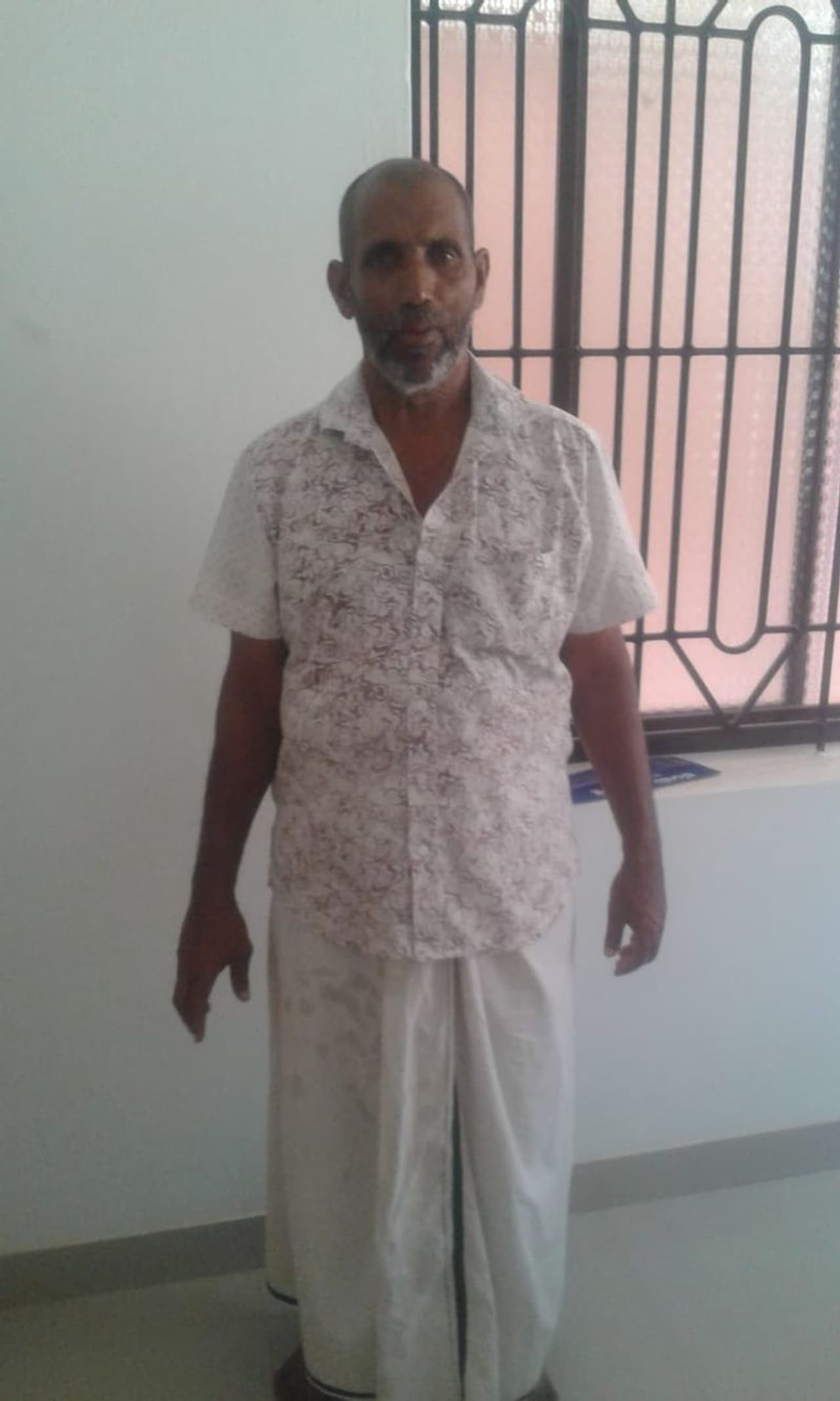 <p> ಅದರಲ್ಲೂ ವಿಶೇಷ ಏನಂದರೆ, ಇಂದು ತೆರಳಿದ ಬಿಹಾರದ ಕಾರ್ಮಿಕರಲ್ಲಿ 14 ಜನರ ಜೇಬು ಪೂರ್ಣ ಬರಿದಾಗಿತ್ತು. ರೈಲು ಪ್ರಯಾಣ ಖಾತರಿಯಾಗಿದ್ದರೂ ಹಣ ಇಲ್ಲದೆ ಪ್ರಯಾಣ ರದ್ದುಗೊಳ್ಳುವ ಸ್ಥಿತಿನಿರ್ಮಾಣಗೊಂಡಿತ್ತು. ಸರಕಾರ ಉಚಿತ ಯಾನಕ್ಕೆ ಸಿದ್ದ ಇರಲಿಲ್ಲ. ಆಗ ಮತ್ತೆ ಅಸಹಾಯಕರ ನೆರವಿಗೆ ಬಂದದ್ದು ಅಬೂಬಕ್ಕರ್ ಬಾವ</p> <p> ಅದರಲ್ಲೂ ವಿಶೇಷ ಏನಂದರೆ, ಇಂದು ತೆರಳಿದ ಬಿಹಾರದ ಕಾರ್ಮಿಕರಲ್ಲಿ 14 ಜನರ ಜೇಬು ಪೂರ್ಣ ಬರಿದಾಗಿತ್ತು. ರೈಲು ಪ್ರಯಾಣ ಖಾತರಿಯಾಗಿದ್ದರೂ ಹಣ ಇಲ್ಲದೆ ಪ್ರಯಾಣ ರದ್ದುಗೊಳ್ಳುವ ಸ್ಥಿತಿನಿರ್ಮಾಣಗೊಂಡಿತ್ತು. ಸರಕಾರ ಉಚಿತ ಯಾನಕ್ಕೆ ಸಿದ್ದ ಇರಲಿಲ್ಲ. ಆಗ ಮತ್ತೆ ಅಸಹಾಯಕರ ನೆರವಿಗೆ ಬಂದದ್ದು ಅಬೂಬಕ್ಕರ್ ಬಾವ</p>