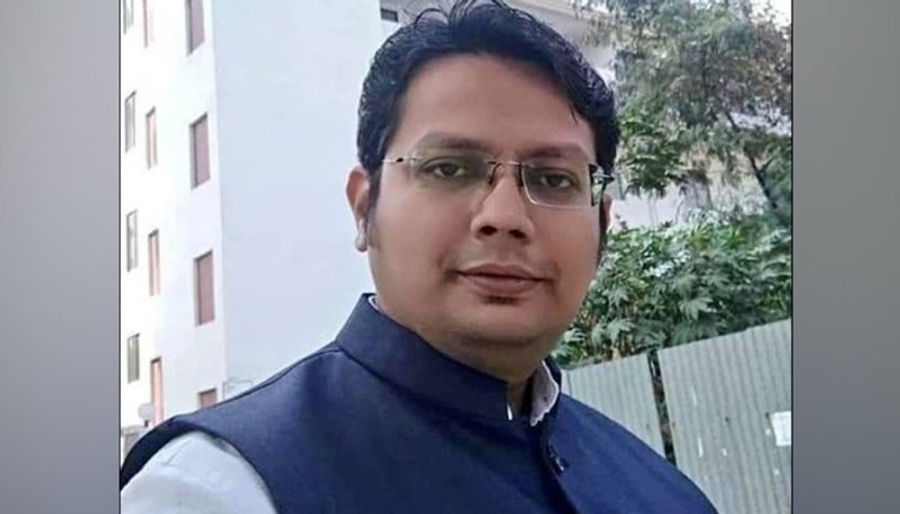 <p>ಸ್ಥಳೀಯರಿಂದ ಬರ್ಬರವಾಗಿ ಹತ್ಯೆಯಾಗಿದ್ದ ಸಾಧುಗಳ ಪರವಾಗಿ ವಾದ ಮಾಡುತ್ತಿದ್ದ ವಕೀಲ ಸಹ ರಸ್ತೆ ಅಫಘಾತದಲ್ಲಿ ನಿಗೂಢ ಸಾವನ್ನಪ್ಪಿದ್ದಾರೆ. ಇದು ರಸ್ತೆ ಅಪಘಾತವೋ ಅಥವಾ ಕೊಲೆಯೋ ಎಂಬ ಪ್ರಶ್ನೆ ಮೂಡಿದೆ.</p> <p>ಸ್ಥಳೀಯರಿಂದ ಬರ್ಬರವಾಗಿ ಹತ್ಯೆಯಾಗಿದ್ದ ಸಾಧುಗಳ ಪರವಾಗಿ ವಾದ ಮಾಡುತ್ತಿದ್ದ ವಕೀಲ ಸಹ ರಸ್ತೆ ಅಫಘಾತದಲ್ಲಿ ನಿಗೂಢ ಸಾವನ್ನಪ್ಪಿದ್ದಾರೆ. ಇದು ರಸ್ತೆ ಅಪಘಾತವೋ ಅಥವಾ ಕೊಲೆಯೋ ಎಂಬ ಪ್ರಶ್ನೆ ಮೂಡಿದೆ.</p>