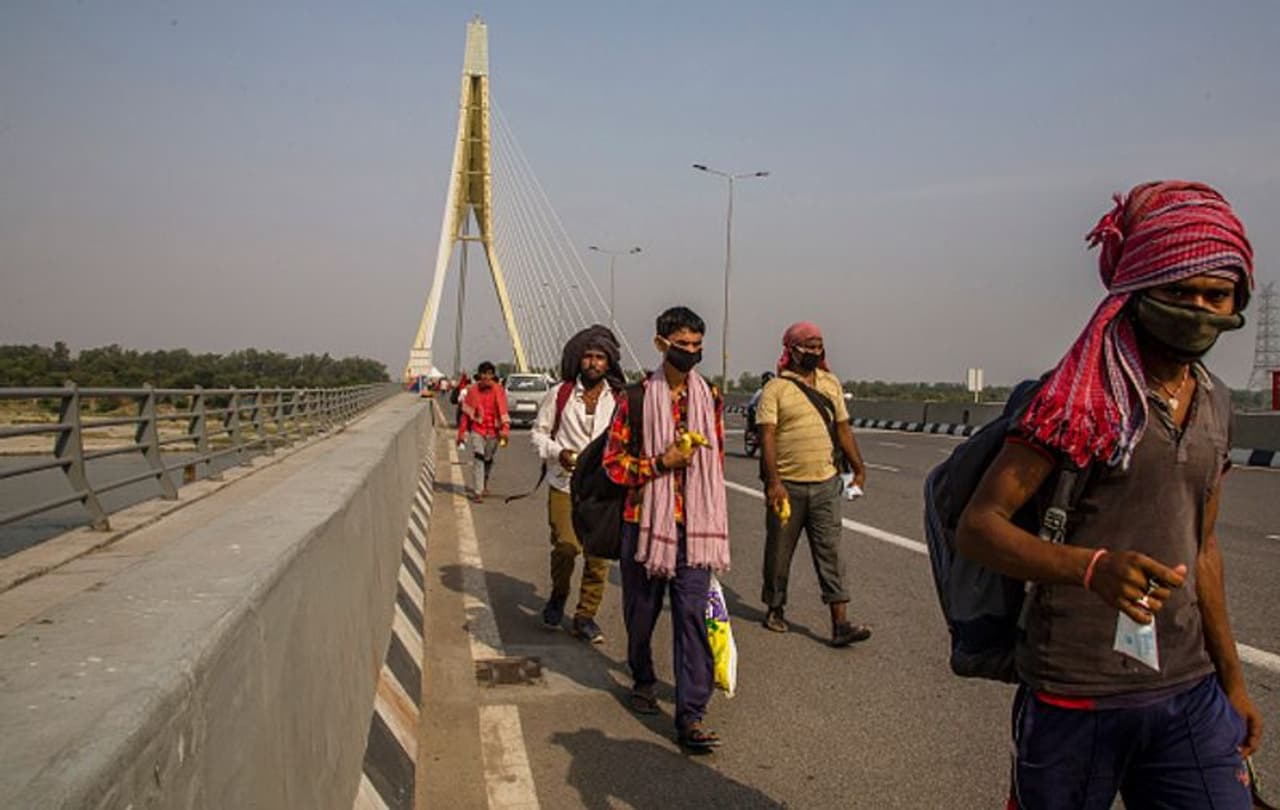 <p>ആറ് മാസത്തിനിടെ കൊവിഡ് ബാധിച്ച് ചൈനയില് 4,633 പേര് മരിച്ചപ്പോള്. ഒന്നരമാസത്തിനിടെ ഇന്ത്യയ്ക്ക് 2,649 പൗരന്മാരെയാണ് നഷ്ടമായത്. ചൈനയില് ആഴ്ചകള്ക്ക് ശേഷവും കൊവിഡ്19 റിപ്പോര്ട്ട് ചെയ്യപ്പെട്ടതോടെ വുഹാന് നഗരത്തിലെ ഒരു കോടിയിലേറെ പേര്ക്ക് കൊവിഡ് ടെസ്റ്റ് നടത്താനുള്ള തയ്യാറെടുപ്പിലാണ് ചൈന.</p> <p>ആറ് മാസത്തിനിടെ കൊവിഡ് ബാധിച്ച് ചൈനയില് 4,633 പേര് മരിച്ചപ്പോള്. ഒന്നരമാസത്തിനിടെ ഇന്ത്യയ്ക്ക് 2,649 പൗരന്മാരെയാണ് നഷ്ടമായത്. ചൈനയില് ആഴ്ചകള്ക്ക് ശേഷവും കൊവിഡ്19 റിപ്പോര്ട്ട് ചെയ്യപ്പെട്ടതോടെ വുഹാന് നഗരത്തിലെ ഒരു കോടിയിലേറെ പേര്ക്ക് കൊവിഡ് ടെസ്റ്റ് നടത്താനുള്ള തയ്യാറെടുപ്പിലാണ് ചൈന.</p>