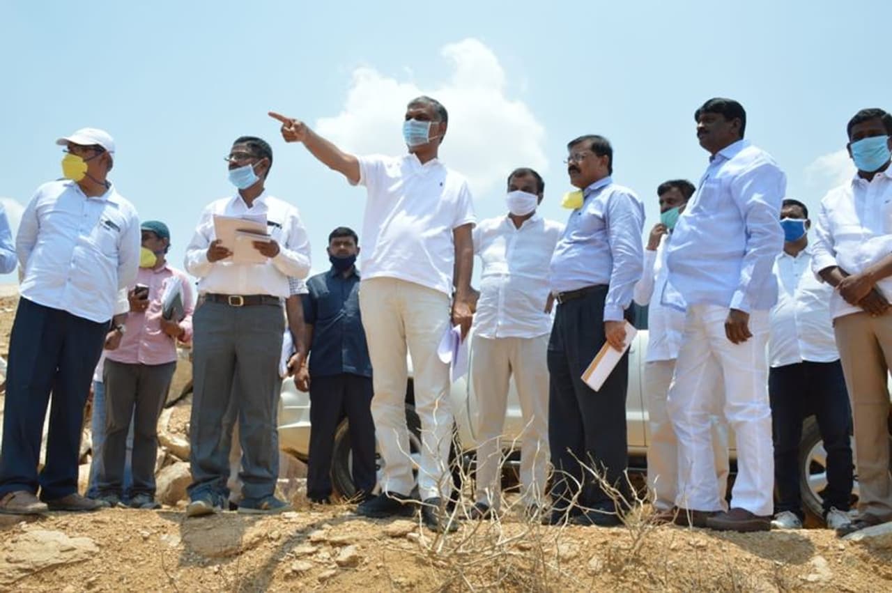 <p>సిద్దిపేట: దుబ్బాక నియోజకవర్గ పరిధిలో కొనసాగుతున్న కాళేశ్వరం ప్రాజెక్టు పనులను ఆర్థిక మంత్రి హరీష్ రావు శుక్రవారం పరిశీలించారు. తొగుట మండలం తుక్కాపూర్ సమీపంలో ప్యాకేజీ 12 లో భాగంగా జరుగుతున్న పనులను మంత్రి పరిశీలించారు. తుక్కాపూర్, పెద్ద మాసాన్ పల్లి, ఎల్లారెడ్డి పేట, బండారుపల్లి మీదుగా ఉన్న ప్రధాన కాలువలో పలుచోట్ల పనులు అసంపూర్తిగా వుండటంతో ఇరిగేషన్ అధికారులపై మంత్రి అగ్రహం వ్యక్తం చేశారు. <br /> </p> <p>సిద్దిపేట: దుబ్బాక నియోజకవర్గ పరిధిలో కొనసాగుతున్న కాళేశ్వరం ప్రాజెక్టు పనులను ఆర్థిక మంత్రి హరీష్ రావు శుక్రవారం పరిశీలించారు. తొగుట మండలం తుక్కాపూర్ సమీపంలో ప్యాకేజీ 12 లో భాగంగా జరుగుతున్న పనులను మంత్రి పరిశీలించారు. తుక్కాపూర్, పెద్ద మాసాన్ పల్లి, ఎల్లారెడ్డి పేట, బండారుపల్లి మీదుగా ఉన్న ప్రధాన కాలువలో పలుచోట్ల పనులు అసంపూర్తిగా వుండటంతో ఇరిగేషన్ అధికారులపై మంత్రి అగ్రహం వ్యక్తం చేశారు. <br /> </p>