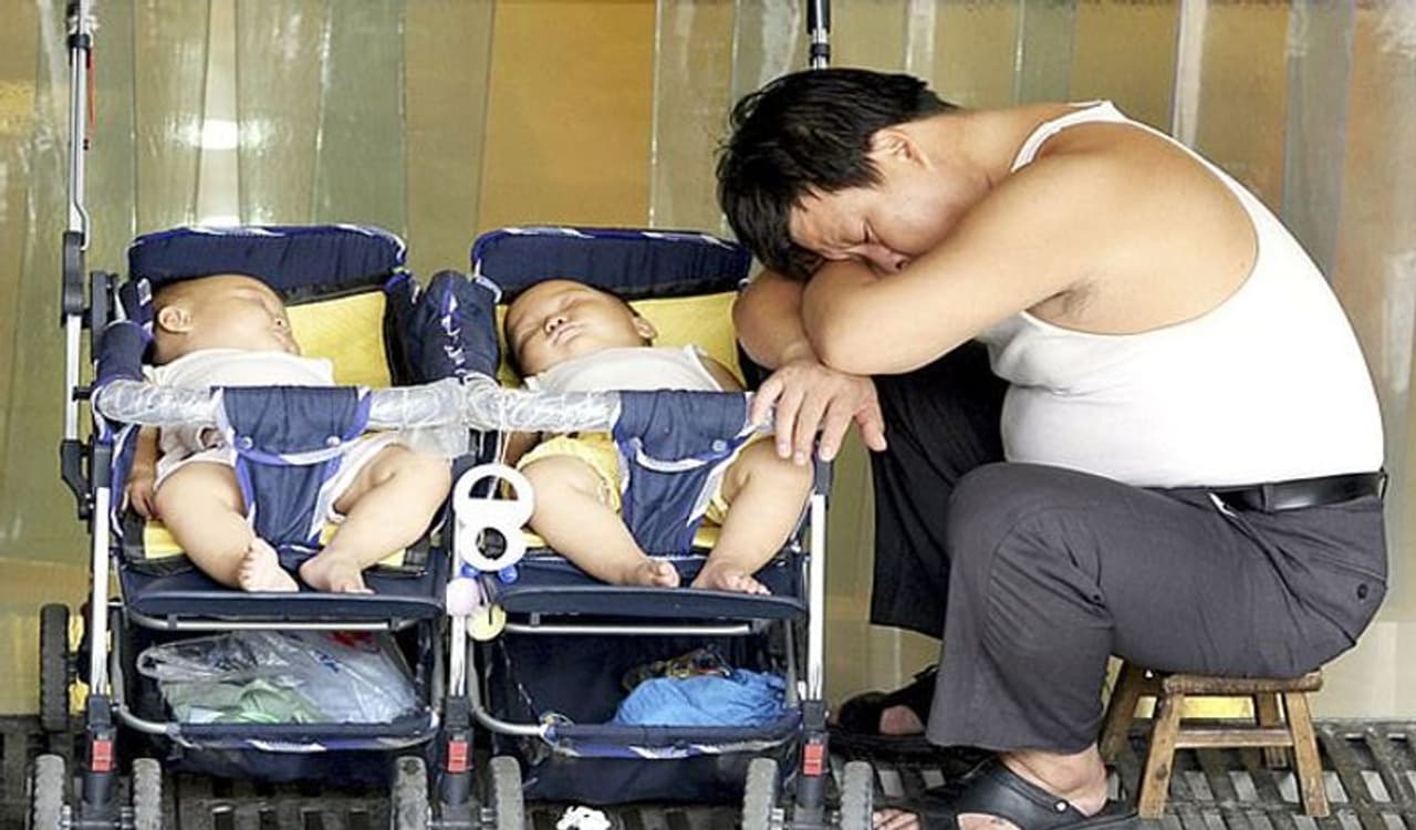 <p>ಚೀನಾದಲ್ಲಿ ವರದಿಯಾದ ಶಾಕಿಂಗ್ ಘಟನೆ ಸದ್ಯ ಇಡೀ ವಿಶ್ವವನ್ನೇ ಬೆಚ್ಚಿ ಬೀಳಿಸಿದೆ. ಇಲ್ಲೊಬ್ಬ ತಂದೆಗೆ ತನ್ನ ಹೆಂಡತಿ ತನಗೆ ಮಾಡಿರುವ ಮೋಸ ಅವಳಿ ಮಕ್ಕಳ ಡಿಎನ್‌ಎನಿಂದ ತಿಳಿದು ಬಂದಿದೆ.</p>