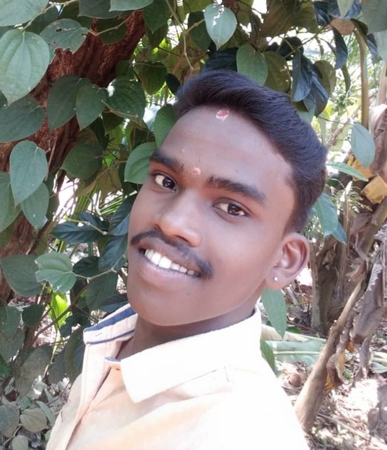 <p>ಈತನಿಗೆ ಎಡ ಕಾಲಿಲ್ಲ. ಕೃತಕ ಕಾಲು ಬಳಸಿ ಸಮರ್ಥವಾಗಿ ಯಕ್ಷಗಾನದ ಕುಣಿತ ಈತನ ತಾಕತ್ತು.&nbsp;ಈತ ಮನೋಜ್ ಕುಮಾರ್. 17ರ ಹರೆಯದ ಚಿಗುರು ಮೀಸೆಯ ಯುವಕ ಬೆಳ್ತಂಗಡಿ ತಾಲೂಕಿನ ವೇಣೂರು ನಿವಾಸಿ. ವೇಣೂರು ಸರ್ಕಾರಿ ಕಾಲೇಜಿನ ದ್ವಿತೀಯ ಪಿ.ಯು. ವಿದ್ಯಾರ್ಥಿ. 6ನೇ ಕ್ಲಾಸಿನಲ್ಲಿದ್ದಾಗ ಈತನ ಎಡಕಾಲು ಗ್ಯಾಂಗ್ರಿನ್ ಗೆ ತುತ್ತಾಗಿ ಕಾಲನ್ನು ಮೊಣಕಾಲಿನಿಂದ ಕೆಳಗೆ ಶಸ್ತ್ರಕ್ರಿಯೆ ಮೂಲಕ ಕತ್ತರಿಸಲಾಯಿತು.</p>