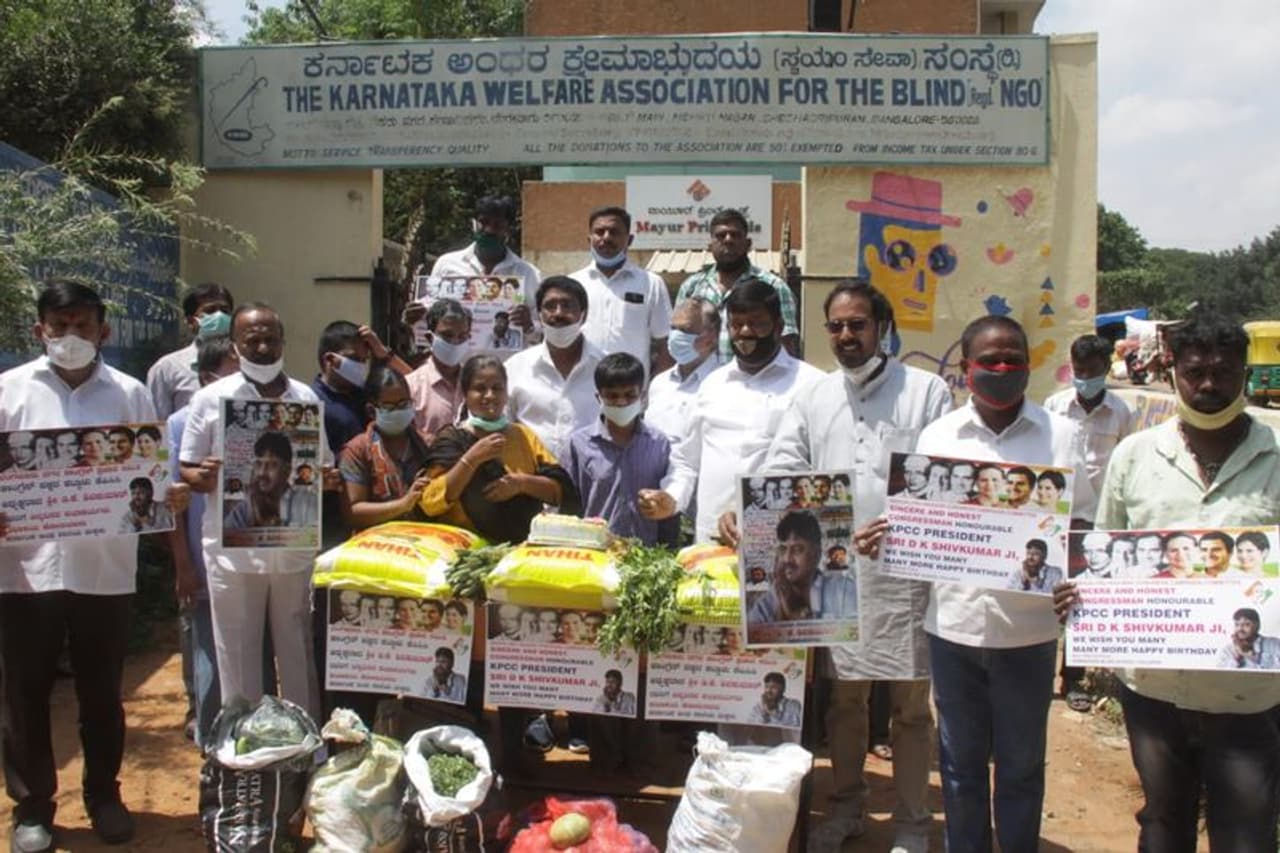 <p>ಡಿಕೆಶಿ ಜನ್ಮದಿನದ ಅಂಗವಾಗಿ ಅಂಧರ ಶಾಲೆಯ ಮಕ್ಕಳಿಗೆ ದಿನನಿತ್ಯದ ಆಹಾರ ಪದಾರ್ಥಗಳನ್ನು ನೀಡಲಾಯಿತು.</p> <p>ಡಿಕೆಶಿ ಜನ್ಮದಿನದ ಅಂಗವಾಗಿ ಅಂಧರ ಶಾಲೆಯ ಮಕ್ಕಳಿಗೆ ದಿನನಿತ್ಯದ ಆಹಾರ ಪದಾರ್ಥಗಳನ್ನು ನೀಡಲಾಯಿತು.</p>