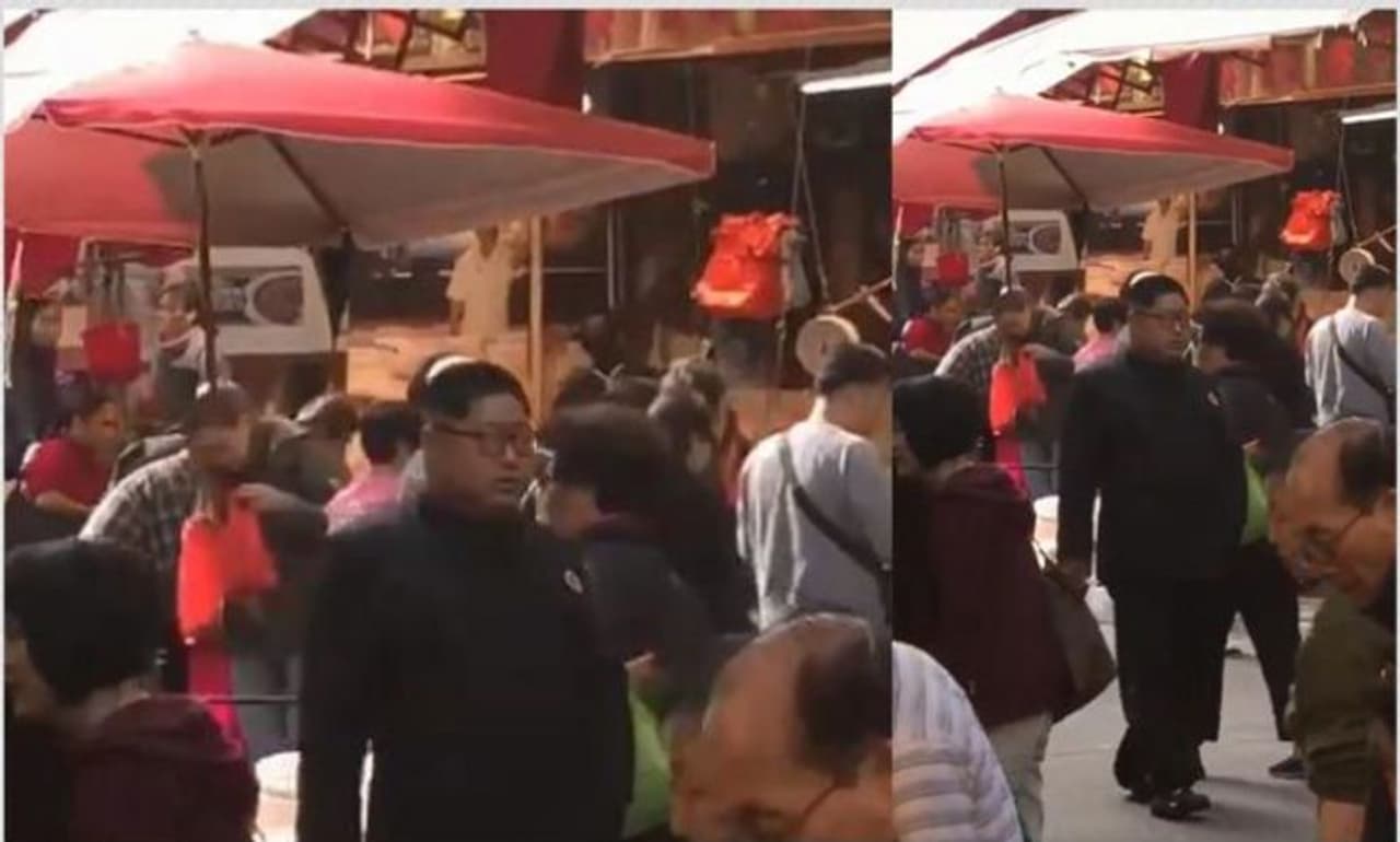 <p> </p><p><strong>പുതിയ പ്രചാരണം ഇങ്ങനെ</strong></p><p><br />ഉത്തര കൊറിയ വിട്ട് കിം ജോങ് ഉന് തായ്വാനില് എത്തിയോ. കിമ്മിനെ തായ്വാനിലെ മാര്ക്കറ്റില് കണ്ടു എന്ന അവകാശവാദത്തോടെ നിരവധി പേരാണ് വീഡിയോ ഷെയര് ചെയ്യുന്നത്. തിരക്കേറിയ മാര്ക്കറ്റിലൂടെ കോട്ടും സ്യൂട്ടും അണിഞ്ഞ് കിമ്മിന്റെ രൂപസാദൃശ്യമുള്ളയാള് നടക്കുന്നതാണ് 16 സെക്കന്ഡുള്ള വീഡിയോയില്. </p> <p> </p><p><strong>പുതിയ പ്രചാരണം ഇങ്ങനെ</strong></p><p><br />ഉത്തര കൊറിയ വിട്ട് കിം ജോങ് ഉന് തായ്വാനില് എത്തിയോ. കിമ്മിനെ തായ്വാനിലെ മാര്ക്കറ്റില് കണ്ടു എന്ന അവകാശവാദത്തോടെ നിരവധി പേരാണ് വീഡിയോ ഷെയര് ചെയ്യുന്നത്. തിരക്കേറിയ മാര്ക്കറ്റിലൂടെ കോട്ടും സ്യൂട്ടും അണിഞ്ഞ് കിമ്മിന്റെ രൂപസാദൃശ്യമുള്ളയാള് നടക്കുന്നതാണ് 16 സെക്കന്ഡുള്ള വീഡിയോയില്. </p>