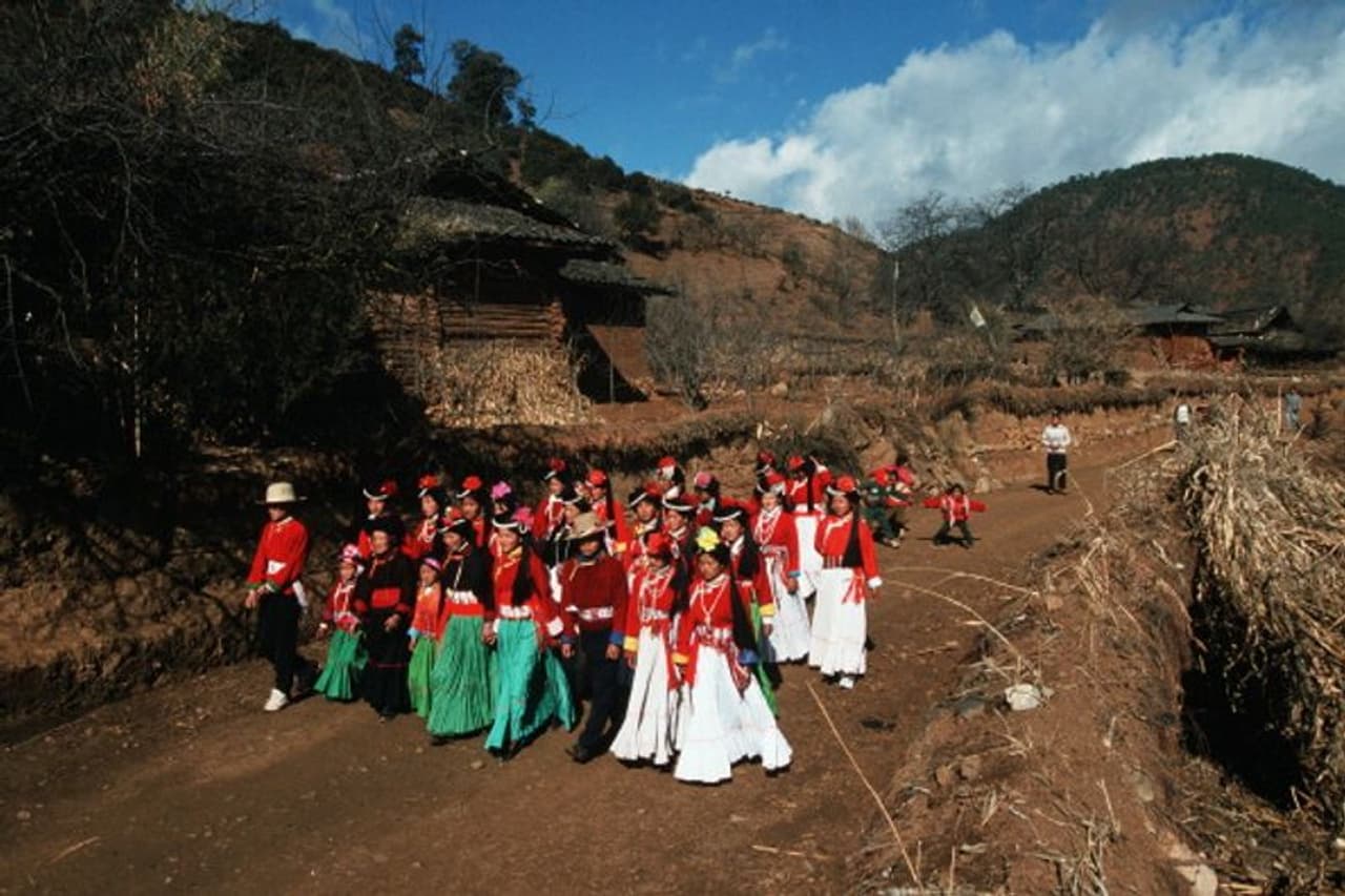 <p>കൃഷിയാണ് ഇവരുടെ പ്രധാന തൊഴിൽ. കന്നുകാലി വളർത്തൽ ജൈവകൃഷി എന്നിവയെല്ലാം ഇതിൽ പെടുന്നു. ഇവരുടെ ഭക്ഷണത്തിൽ മാംസം ഒഴിച്ചുകൂടാനാവാത്ത ഒന്നാണ്. ഫ്രിഡ്ജില്ലാത്തതിന് പകരം പലപ്പോഴും ഉണക്കിയാണ് ഇവർ മാംസം സൂക്ഷിക്കാറ്. ധാന്യങ്ങളിൽ നിന്ന് തയ്യാറാക്കുന്ന സുലിമ എന്ന ഇവരുടെ മദ്യവും പ്രശസ്തമാണ്. വൈൻ പോലെ ഒന്നാണിത്. </p> <p>കൃഷിയാണ് ഇവരുടെ പ്രധാന തൊഴിൽ. കന്നുകാലി വളർത്തൽ ജൈവകൃഷി എന്നിവയെല്ലാം ഇതിൽ പെടുന്നു. ഇവരുടെ ഭക്ഷണത്തിൽ മാംസം ഒഴിച്ചുകൂടാനാവാത്ത ഒന്നാണ്. ഫ്രിഡ്ജില്ലാത്തതിന് പകരം പലപ്പോഴും ഉണക്കിയാണ് ഇവർ മാംസം സൂക്ഷിക്കാറ്. ധാന്യങ്ങളിൽ നിന്ന് തയ്യാറാക്കുന്ന സുലിമ എന്ന ഇവരുടെ മദ്യവും പ്രശസ്തമാണ്. വൈൻ പോലെ ഒന്നാണിത്. </p>