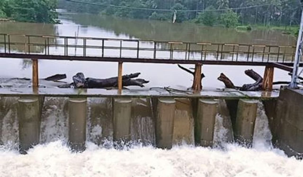 <p>ಕಾರ್ಕಳ ನಗರಕ್ಕೆ ನೀರು ಪೂರೈಕೆ ಮಾಡುವಲ್ಲಿ ಮುಂಡ್ಲಿ ಹಾಗೂ ರಾಮಸಮುದ್ರ ಪ್ರಮುಖ ಎರಡು ಸರಬರಾಜು ಕೇಂದ್ರವಾಗಿದೆ. ಮುಂಡ್ಲಿ ಜಲಾಶಯದಲ್ಲಿ 125 ಎಚ್ ಪಿ (ಜೆಟ್) ಸಾಮರ್ಥ್ಯದ 2 ಪಂಪ್ ಅಳವಡಿಕೆ ಮಾಡಲಾಗಿದ್ದು, ರಾಮ ಸಮುದ್ರ ಪಂಪ್ ಹೌಸ್ ಕೆಳ ಭಾಗದಲ್ಲಿ 40ಜೆಟ್ ಸಾಮರ್ಥ್ಯ 2 ಪಂಪ್ ಹಾಗೂ ಮೇಲ್ಬಾಗದಲ್ಲಿ 3 ಪಂಪ್ ಅಳವಡಿಕೆ ಮಾಡಿ ನೀರನ್ನು ಸರಬರಾಜು ಮಾಡಲಾಗುತ್ತಿದೆ. </p> <p>ಕಾರ್ಕಳ ನಗರಕ್ಕೆ ನೀರು ಪೂರೈಕೆ ಮಾಡುವಲ್ಲಿ ಮುಂಡ್ಲಿ ಹಾಗೂ ರಾಮಸಮುದ್ರ ಪ್ರಮುಖ ಎರಡು ಸರಬರಾಜು ಕೇಂದ್ರವಾಗಿದೆ. ಮುಂಡ್ಲಿ ಜಲಾಶಯದಲ್ಲಿ 125 ಎಚ್ ಪಿ (ಜೆಟ್) ಸಾಮರ್ಥ್ಯದ 2 ಪಂಪ್ ಅಳವಡಿಕೆ ಮಾಡಲಾಗಿದ್ದು, ರಾಮ ಸಮುದ್ರ ಪಂಪ್ ಹೌಸ್ ಕೆಳ ಭಾಗದಲ್ಲಿ 40ಜೆಟ್ ಸಾಮರ್ಥ್ಯ 2 ಪಂಪ್ ಹಾಗೂ ಮೇಲ್ಬಾಗದಲ್ಲಿ 3 ಪಂಪ್ ಅಳವಡಿಕೆ ಮಾಡಿ ನೀರನ್ನು ಸರಬರಾಜು ಮಾಡಲಾಗುತ್ತಿದೆ. </p>