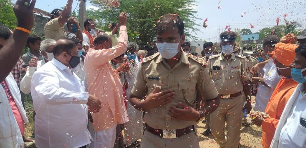 <p>ದಾರಿ ಮಧ್ಯೆ ಎರಡೂ ಬದಿಗೂ ನಿಂತಿದ್ದ ಬಳ್ಳಾರಿ ಸಂಸದ ವೈ. ದೇವೇಂದ್ರಪ್ಪ, ಜಗಳೂರು ಶಾಸಕ ಎಸ್.ವಿ. ರಾಮಚಂದ್ರಪ್ಪ, ಸ್ವತಃ ಕೋಲಶಾಂತೇಶ್ವರ ಶ್ರೀಗಳು ಹಾಗೂ ಸಾರ್ವಜನಿಕರು ಸಾಲಾಗಿ ನಿಂತು ಅವರ ಮೇಲೆ ಹೂ ಮಳೆ ಸುರಿಸಿ ಭವ್ಯ ಸ್ವಾಗತ ನೀಡಿದರು.</p> <p>ದಾರಿ ಮಧ್ಯೆ ಎರಡೂ ಬದಿಗೂ ನಿಂತಿದ್ದ ಬಳ್ಳಾರಿ ಸಂಸದ ವೈ. ದೇವೇಂದ್ರಪ್ಪ, ಜಗಳೂರು ಶಾಸಕ ಎಸ್.ವಿ. ರಾಮಚಂದ್ರಪ್ಪ, ಸ್ವತಃ ಕೋಲಶಾಂತೇಶ್ವರ ಶ್ರೀಗಳು ಹಾಗೂ ಸಾರ್ವಜನಿಕರು ಸಾಲಾಗಿ ನಿಂತು ಅವರ ಮೇಲೆ ಹೂ ಮಳೆ ಸುರಿಸಿ ಭವ್ಯ ಸ್ವಾಗತ ನೀಡಿದರು.</p>