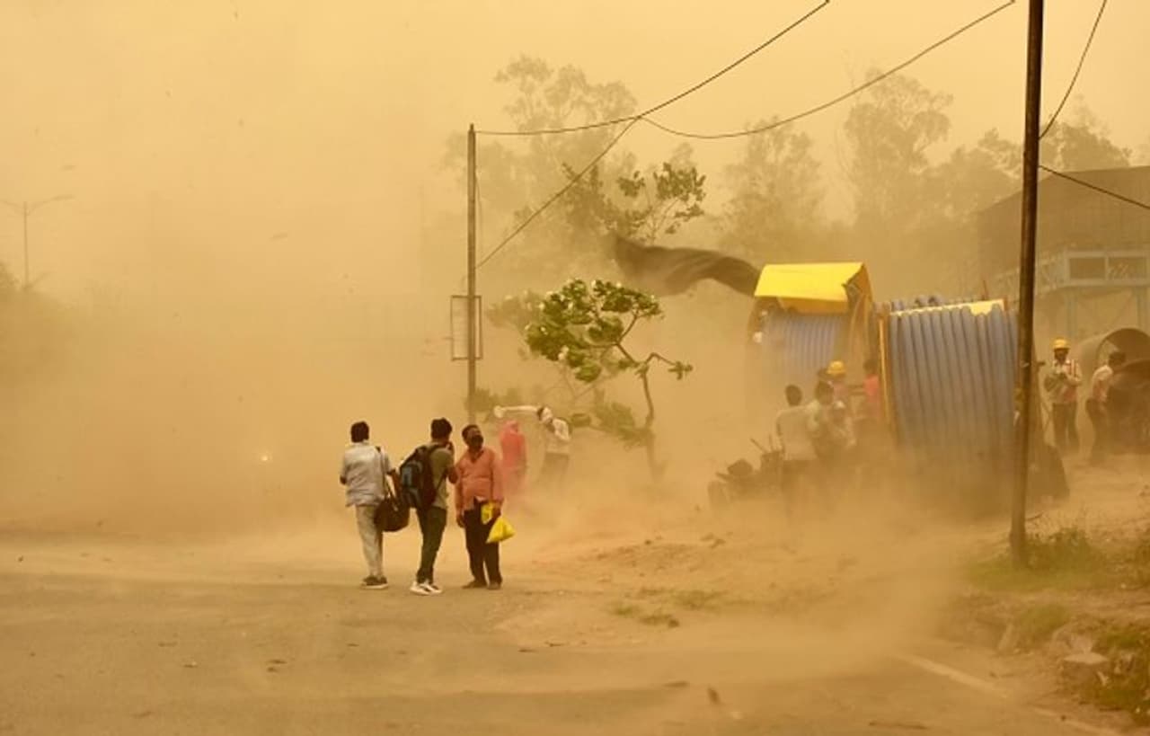 <p>ഏറ്റവും അവസാനമായി ഇന്നലെ രാത്രി (15.6.20202) ഉത്തര്പ്രദേശിലെ ഔരയ ജില്ലയിൽ ട്രക്കുകള് കൂട്ടിയിടിച്ചുണ്ടായ അപകടത്തില് 24 തൊഴിലാളികളാണ് മരിച്ചത്. </p> <p>ഏറ്റവും അവസാനമായി ഇന്നലെ രാത്രി (15.6.20202) ഉത്തര്പ്രദേശിലെ ഔരയ ജില്ലയിൽ ട്രക്കുകള് കൂട്ടിയിടിച്ചുണ്ടായ അപകടത്തില് 24 തൊഴിലാളികളാണ് മരിച്ചത്. </p>
