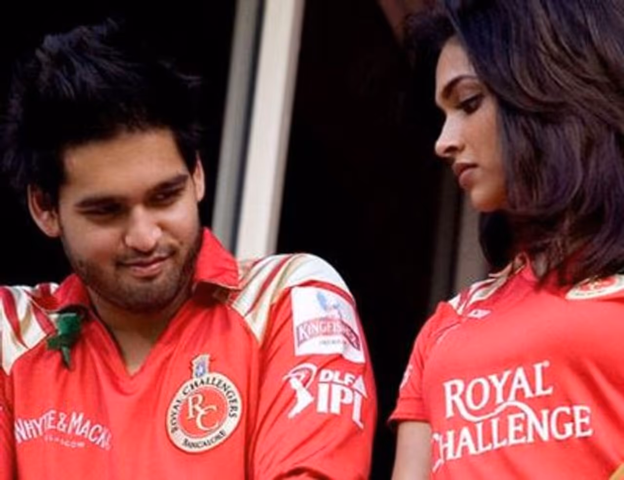 <p>ದೀಪಿಕಾ ಪಡುಕೋಣೆ ಸಿಧ್ದಾರ್ಥ್ ಮಲ್ಯ IPL ಮ್ಯಾಚ್ ವೇಳೆಯಲ್ಲಿ ಕಿಸ್ ಮಾಡುತ್ತಾ ಕಾಣಿಸಿಕೊಂಡಾಗ ಇಬ್ಬರೂ ಡೇಟಿಂಗ್ ಮಾಡುತ್ತಿದ್ದಾರೆ ಎಂಬ ಸುದ್ದಿ ಕೆಲವು ಕಾಲ ನೆಡೆಯಿತ್ತಿತ್ತು.</p> <p>ದೀಪಿಕಾ ಪಡುಕೋಣೆ ಸಿಧ್ದಾರ್ಥ್ ಮಲ್ಯ IPL ಮ್ಯಾಚ್ ವೇಳೆಯಲ್ಲಿ ಕಿಸ್ ಮಾಡುತ್ತಾ ಕಾಣಿಸಿಕೊಂಡಾಗ ಇಬ್ಬರೂ ಡೇಟಿಂಗ್ ಮಾಡುತ್ತಿದ್ದಾರೆ ಎಂಬ ಸುದ್ದಿ ಕೆಲವು ಕಾಲ ನೆಡೆಯಿತ್ತಿತ್ತು.</p>