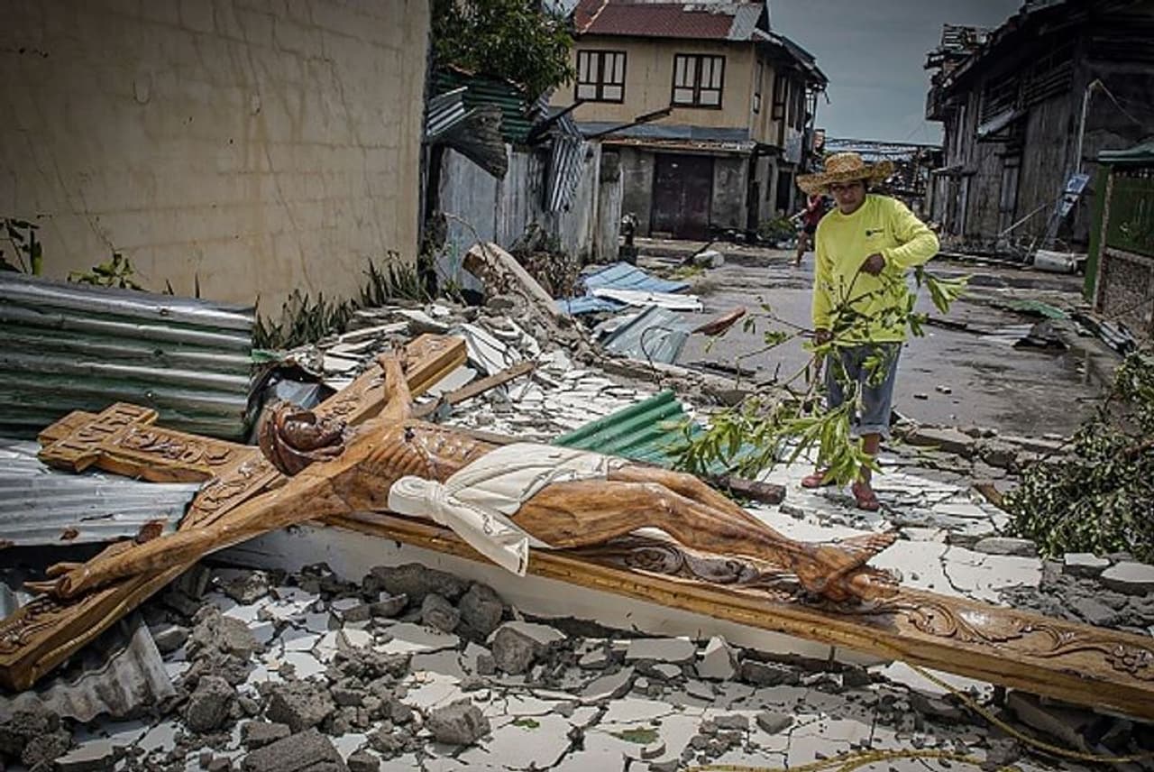 <p>കിഴക്കൻ സമർ പ്രവിശ്യയിൽ വീശിയടിച്ച വോങ്‌ഫോംഗ് കൊടുങ്കാറ്റിനെ തുടര്‍ന്നുണ്ടായ കനത്ത &nbsp;മഴയില്‍ നൂറുകണക്കിന് കെട്ടിടങ്ങളും വിളകളും മത്സ്യബന്ധന ബോട്ടുകളും നശിപ്പിച്ചു.&nbsp;</p>
