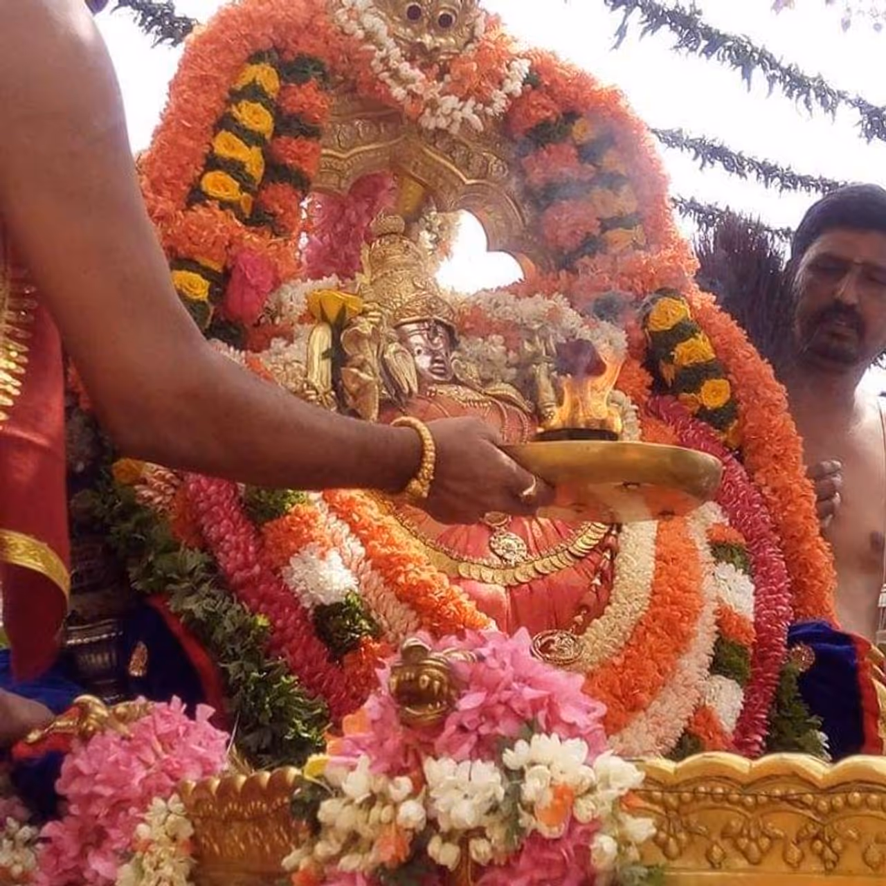 <p>ಮೈಸೂರು ಜಿಲ್ಲೆ ಕೊರೋನಾ ಮುಕ್ತವಾದ ಹಿನ್ನೆಲೆಯಲ್ಲಿ ಉಸ್ತುವಾರಿ ಸಚಿವ ಎಸ್. ಟಿ. ಸೋಮಶೇಖರ್ ಚಾಮುಂಡಿಗೆ ವಿಶೇಷ ಪೂಜೆ ಸಲ್ಲಿಸಿದ್ದಾರೆ.</p> <p>ಮೈಸೂರು ಜಿಲ್ಲೆ ಕೊರೋನಾ ಮುಕ್ತವಾದ ಹಿನ್ನೆಲೆಯಲ್ಲಿ ಉಸ್ತುವಾರಿ ಸಚಿವ ಎಸ್. ಟಿ. ಸೋಮಶೇಖರ್ ಚಾಮುಂಡಿಗೆ ವಿಶೇಷ ಪೂಜೆ ಸಲ್ಲಿಸಿದ್ದಾರೆ.</p>