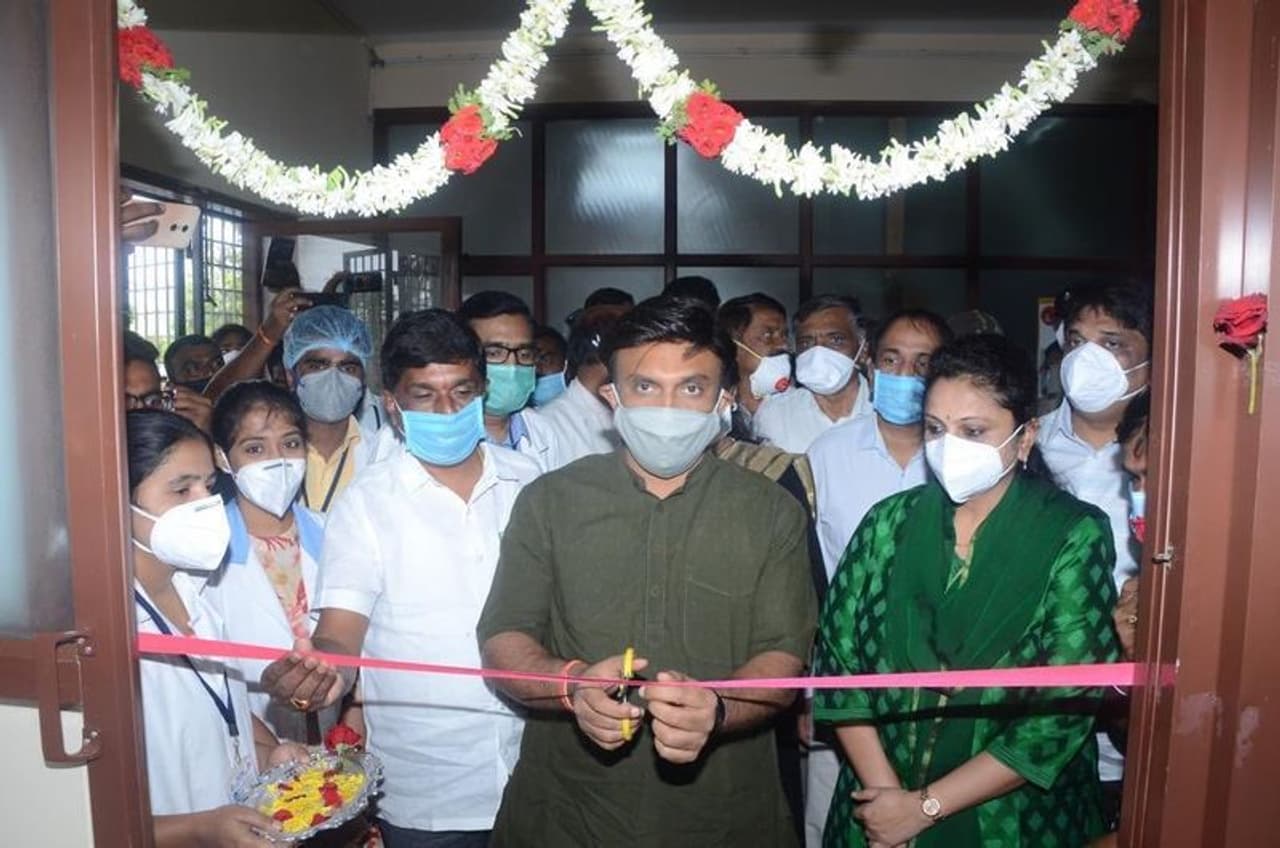 <p>ಲಾಕ್ಡೌನ್ 4.0 ಸಡಿಲಿಕೆ ಇದ್ದೆ ಇರುತ್ತದೆ, ಜೀವವನ್ನೂ ಉಳಿಸಬೇಕು, ಜನಜೀವನವೂ ಸಾಗಬೇಕು, ಇವೆರಡರಲ್ಲೂ ಸಮತೋಲನ ಕಾಪಾಡುವ ಕೆಲಸ ಸರ್ಕಾರ ಮಾಡಬೇಕಿದೆ ಎಂದು ಜಿಲ್ಲಾ ಉಸ್ತುವಾರಿ ಸಚಿವ ಡಾ.ಕೆ. ಸುಧಾಕರ್ ಹೇಳಿದ್ದಾರೆ. ಚಿಕ್ಕಬಳ್ಳಾಪುರ ಜಿಲ್ಲಾಸ್ಪತ್ರೆಯಲ್ಲಿ ಕೊರೋನಾ ಪರೀಕ್ಷೆ ಲ್ಯಾಬ್ ಉದ್ಘಾಟನೆ ನಡೆಸುತ್ತಿರುವುದು</p> <p>ಲಾಕ್ಡೌನ್ 4.0 ಸಡಿಲಿಕೆ ಇದ್ದೆ ಇರುತ್ತದೆ, ಜೀವವನ್ನೂ ಉಳಿಸಬೇಕು, ಜನಜೀವನವೂ ಸಾಗಬೇಕು, ಇವೆರಡರಲ್ಲೂ ಸಮತೋಲನ ಕಾಪಾಡುವ ಕೆಲಸ ಸರ್ಕಾರ ಮಾಡಬೇಕಿದೆ ಎಂದು ಜಿಲ್ಲಾ ಉಸ್ತುವಾರಿ ಸಚಿವ ಡಾ.ಕೆ. ಸುಧಾಕರ್ ಹೇಳಿದ್ದಾರೆ. ಚಿಕ್ಕಬಳ್ಳಾಪುರ ಜಿಲ್ಲಾಸ್ಪತ್ರೆಯಲ್ಲಿ ಕೊರೋನಾ ಪರೀಕ್ಷೆ ಲ್ಯಾಬ್ ಉದ್ಘಾಟನೆ ನಡೆಸುತ್ತಿರುವುದು</p>