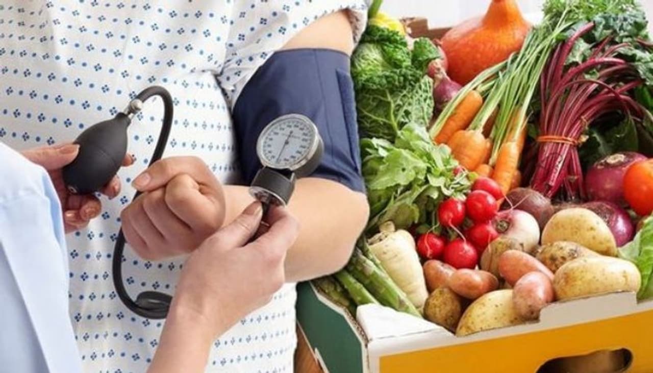 <p>ప్రపంచంలోని వయోజన జనాభాలో మూడింట ఒక వంతు మంది అధిక రక్తపోటుతో బాధపడుతున్నారని అంచనా. ఇది హృదయ సంబంధ వ్యాధులతోపాటు.. అకాల మరణానికి దారితీసే ప్రమాదం ఉంది. గ్రీన్ లేదా బ్లాక్ టీ తీసుకోవడం వల్ల చిన్న కానీ స్థిరమైన మోతాదులో రక్తపోటు తగ్గుతుందని అధ్యయనాలు ఇప్పటికే వెల్లడించాయి.</p> <p>ప్రపంచంలోని వయోజన జనాభాలో మూడింట ఒక వంతు మంది అధిక రక్తపోటుతో బాధపడుతున్నారని అంచనా. ఇది హృదయ సంబంధ వ్యాధులతోపాటు.. అకాల మరణానికి దారితీసే ప్రమాదం ఉంది. గ్రీన్ లేదా బ్లాక్ టీ తీసుకోవడం వల్ల చిన్న కానీ స్థిరమైన మోతాదులో రక్తపోటు తగ్గుతుందని అధ్యయనాలు ఇప్పటికే వెల్లడించాయి.</p>