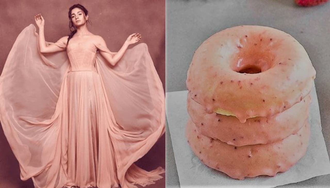 <p>പന്ത്രണ്ട് വിധത്തിലുള്ള ഡോനട്ടുകളും അതിനോട് ചേര്ന്നു നില്ക്കുന്ന ആലിയയുടെ ലുക്കുകളുമാണ് സഫ എന്ന ട്വിറ്റര് ഉപയോക്താവ് പങ്കുവയ്ക്കുന്നത്. സംഭവം വൈറലാവുകയും ചെയ്തു. <br /> </p> <p>പന്ത്രണ്ട് വിധത്തിലുള്ള ഡോനട്ടുകളും അതിനോട് ചേര്ന്നു നില്ക്കുന്ന ആലിയയുടെ ലുക്കുകളുമാണ് സഫ എന്ന ട്വിറ്റര് ഉപയോക്താവ് പങ്കുവയ്ക്കുന്നത്. സംഭവം വൈറലാവുകയും ചെയ്തു. <br /> </p>