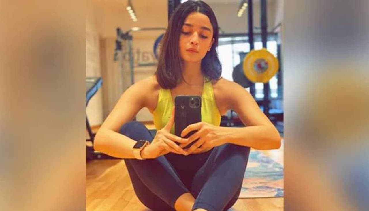 <p>ಭಾನುವಾರ ತಮ್ಮ ಮನೆಯ &nbsp;ಜಿಮ್‌ನಿಂದ ಮಿರರ್‌ ಸೆಸ್ಫೀ&nbsp;ಹಂಚಿಕೊಂಡಿದ್ದಾರೆ ಆಲಿಯಾ.</p>