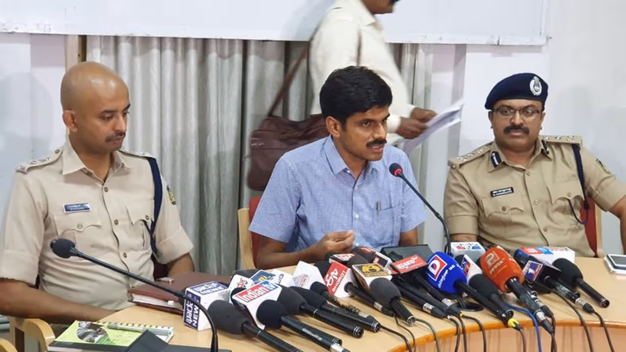 <p>ಈಗೋ ಬಿಟ್ಟು ಕೊರೊನಾದ ವಿರುದ್ಧ ಒಗ್ಗಟ್ಟಿನಿಂದ ಸೆಣೆಸಿದ್ದು ನಮಗೆ ಗೆಲುವು ತಂದುಕೊಟ್ಟಿದೆ ಎಂದು ಮೈಸೂರು ಜಿಲ್ಲಾಧಿಕಾರಿ ಅಭಿರಾಮ್ ಜಿ ಶಂಕರ್.</p> <p>ಈಗೋ ಬಿಟ್ಟು ಕೊರೊನಾದ ವಿರುದ್ಧ ಒಗ್ಗಟ್ಟಿನಿಂದ ಸೆಣೆಸಿದ್ದು ನಮಗೆ ಗೆಲುವು ತಂದುಕೊಟ್ಟಿದೆ ಎಂದು ಮೈಸೂರು ಜಿಲ್ಲಾಧಿಕಾರಿ ಅಭಿರಾಮ್ ಜಿ ಶಂಕರ್.</p>