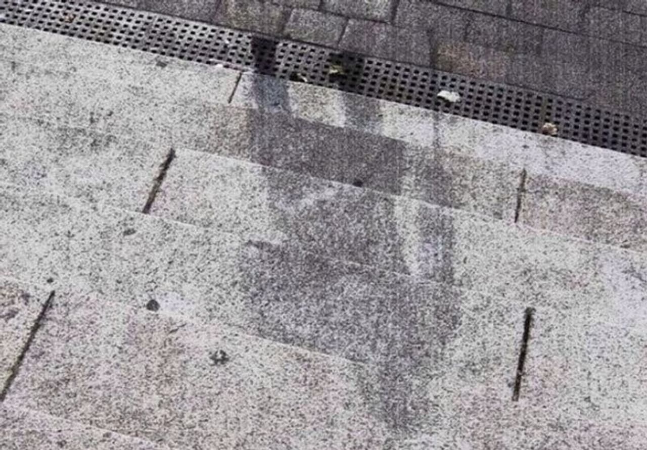 <p>1945 ഓഗസ്റ്റ് 6 ന് ഹിരോഷിമയിൽ ആണവ ബോംബ് പതിച്ചപ്പോൾ, അടുത്ത നിമിഷം എന്താണ് സംഭവിക്കാൻ പോകുന്നതെന്നറിയാതെ ആളുകൾ പതിവ് പോലെ തങ്ങളുടെ ജീവിതവുമായി മുന്നോട്ട് പോവുകയായിരുന്നു. എന്നാൽ, സ്ഫോടനം ഭൂമിയെ തൊട്ടപ്പോൾ അതിൽ നിന്നുള്ള കടുത്ത ചൂടിൽ എല്ലാം കത്തിയെരിയാൻ തുടങ്ങി. കണ്ണടച്ച് തുറക്കുന്ന വേഗതയിൽ മനുഷ്യരും കത്തിയമർന്നു. അവരുടെ സ്ഥാനത്ത് ഒരു നിഴൽ മാത്രം അവശേഷിച്ചു. അവർ ഇരുന്നിടത്ത് ഭയപ്പെടുത്തുന്ന അവരുടെ ഒരു രൂപരേഖ മാത്രം ബാക്കിയായി. ബോംബ് തട്ടിയപ്പോൾ കോവണിപ്പടിയിൽ ഇരിക്കുകയോ നടക്കുകയോ ചെയ്ത ഒരാളുടെ രൂപരേഖയാണ് ഈ ചിത്രം.</p> <p>1945 ഓഗസ്റ്റ് 6 ന് ഹിരോഷിമയിൽ ആണവ ബോംബ് പതിച്ചപ്പോൾ, അടുത്ത നിമിഷം എന്താണ് സംഭവിക്കാൻ പോകുന്നതെന്നറിയാതെ ആളുകൾ പതിവ് പോലെ തങ്ങളുടെ ജീവിതവുമായി മുന്നോട്ട് പോവുകയായിരുന്നു. എന്നാൽ, സ്ഫോടനം ഭൂമിയെ തൊട്ടപ്പോൾ അതിൽ നിന്നുള്ള കടുത്ത ചൂടിൽ എല്ലാം കത്തിയെരിയാൻ തുടങ്ങി. കണ്ണടച്ച് തുറക്കുന്ന വേഗതയിൽ മനുഷ്യരും കത്തിയമർന്നു. അവരുടെ സ്ഥാനത്ത് ഒരു നിഴൽ മാത്രം അവശേഷിച്ചു. അവർ ഇരുന്നിടത്ത് ഭയപ്പെടുത്തുന്ന അവരുടെ ഒരു രൂപരേഖ മാത്രം ബാക്കിയായി. ബോംബ് തട്ടിയപ്പോൾ കോവണിപ്പടിയിൽ ഇരിക്കുകയോ നടക്കുകയോ ചെയ്ത ഒരാളുടെ രൂപരേഖയാണ് ഈ ചിത്രം.</p>