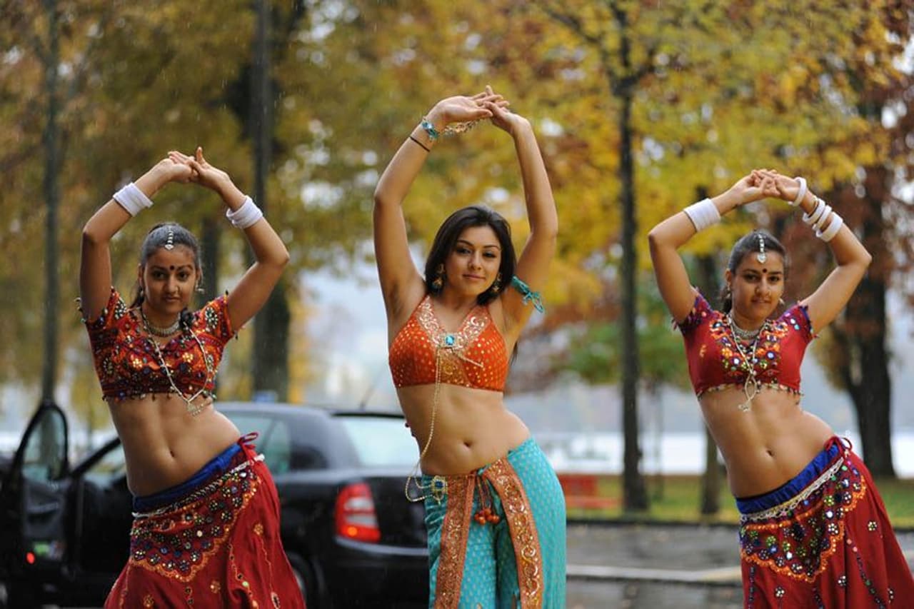 <p>பொதுவாகவே, திரைபிரபலங்களின் காதல், உறவு போன்ற தனிப்பட்ட விஷயங்கள் பற்றி தெரிந்து கொள்வதில், ரசிகர்கள் அதிக அளவு ஆர்வம் காட்டுவார்கள். அந்த வகையில் தற்போது திருமண வயதை எட்டியுள்ள நடிகை ஹன்சிகா மோட்வானியின் திருமணம் குறித்தும் அவ்வப்போது சில வதந்திகள் வெளியான வண்ணம் உள்ளது. </p> <p>பொதுவாகவே, திரைபிரபலங்களின் காதல், உறவு போன்ற தனிப்பட்ட விஷயங்கள் பற்றி தெரிந்து கொள்வதில், ரசிகர்கள் அதிக அளவு ஆர்வம் காட்டுவார்கள். அந்த வகையில் தற்போது திருமண வயதை எட்டியுள்ள நடிகை ஹன்சிகா மோட்வானியின் திருமணம் குறித்தும் அவ்வப்போது சில வதந்திகள் வெளியான வண்ணம் உள்ளது. </p>