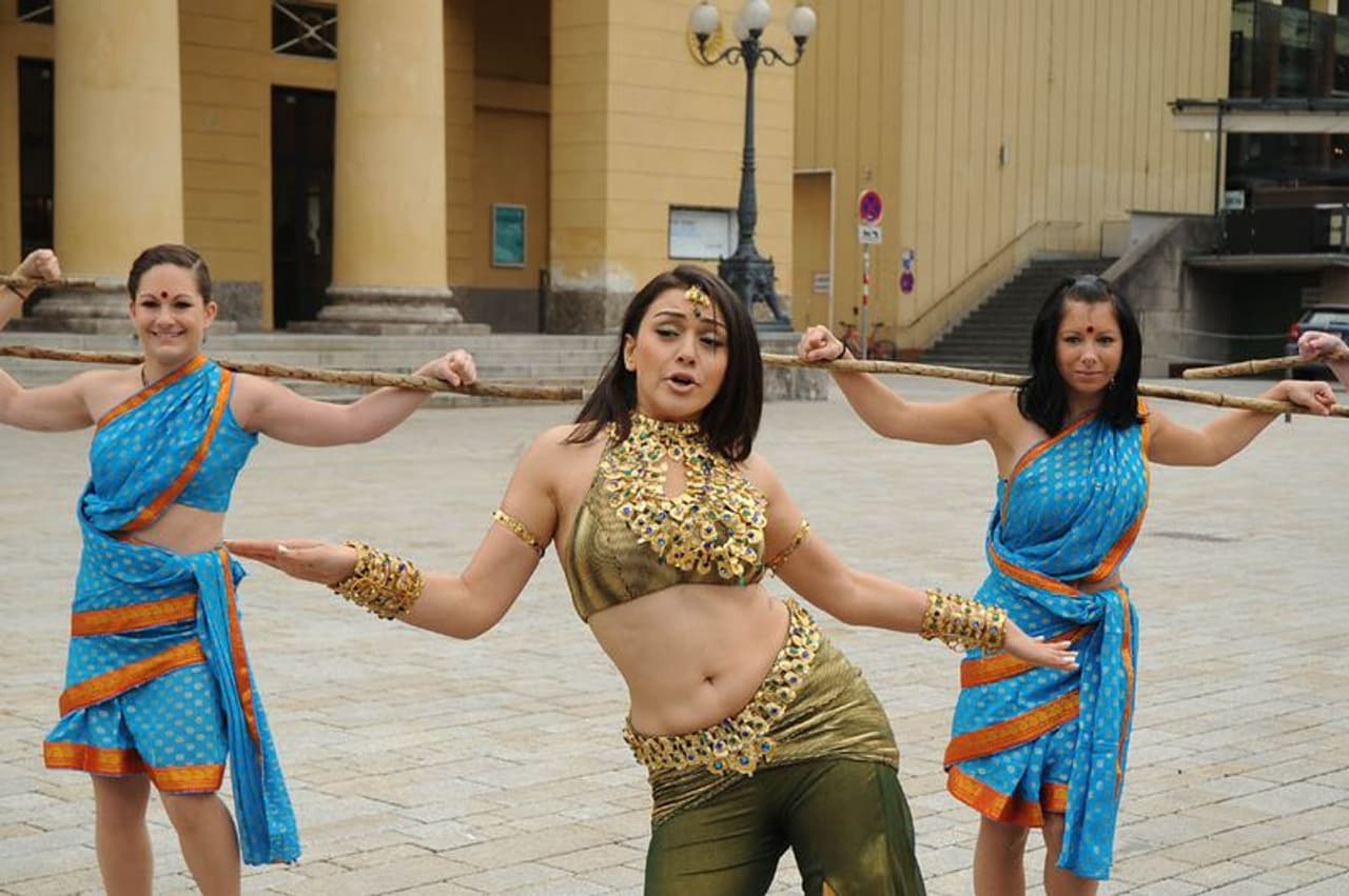 <p>தென்னிந்திய திரையுலகின் முன்னணி நடிகைகளில் ஒருவரான ஹன்சிகா மோத்வானி. 2007ம் ஆண்டு அல்லு அர்ஜுன் உடன் நடித்த "தேசமுருடு" என்ற தெலுங்கு திரைப்படம் மூலம் திரையலகிற்கு அறிமுகமானார். </p> <p>தென்னிந்திய திரையுலகின் முன்னணி நடிகைகளில் ஒருவரான ஹன்சிகா மோத்வானி. 2007ம் ஆண்டு அல்லு அர்ஜுன் உடன் நடித்த "தேசமுருடு" என்ற தெலுங்கு திரைப்படம் மூலம் திரையலகிற்கு அறிமுகமானார். </p>