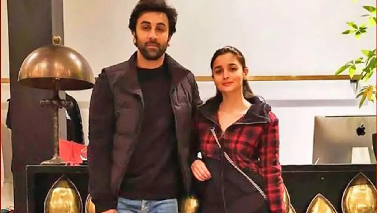 <p style="text align: justify;">ಬಾಲಿವುಡ್ ಕಪಲ್ ಆಲಿಯಾ ಭಟ್ ಮತ್ತು ರಣಬೀರ್ ಕಪೂರ್ ಎರಡು ವರ್ಷಗಳ ಸುದೀರ್ಘ ಸಂಬಂಧದ ನಂತರ ಬೇರೆಯಾಗಿದ್ದರಾ? </p> <p style="text align: justify;">ಬಾಲಿವುಡ್ ಕಪಲ್ ಆಲಿಯಾ ಭಟ್ ಮತ್ತು ರಣಬೀರ್ ಕಪೂರ್ ಎರಡು ವರ್ಷಗಳ ಸುದೀರ್ಘ ಸಂಬಂಧದ ನಂತರ ಬೇರೆಯಾಗಿದ್ದರಾ? </p>