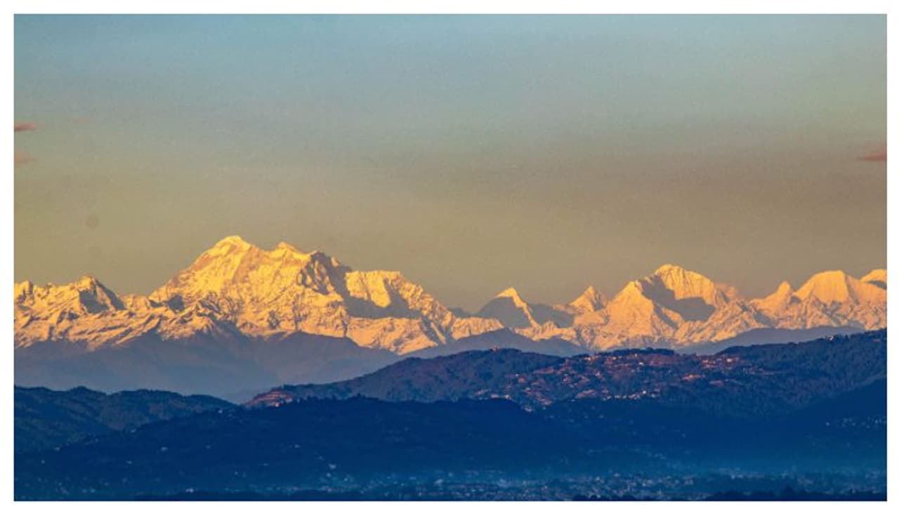 <p>An incredible photo shows Mount Everest visible for the first time in decades from the Nepalese city of Kathmandu.</p> <p>An incredible photo shows Mount Everest visible for the first time in decades from the Nepalese city of Kathmandu.</p>