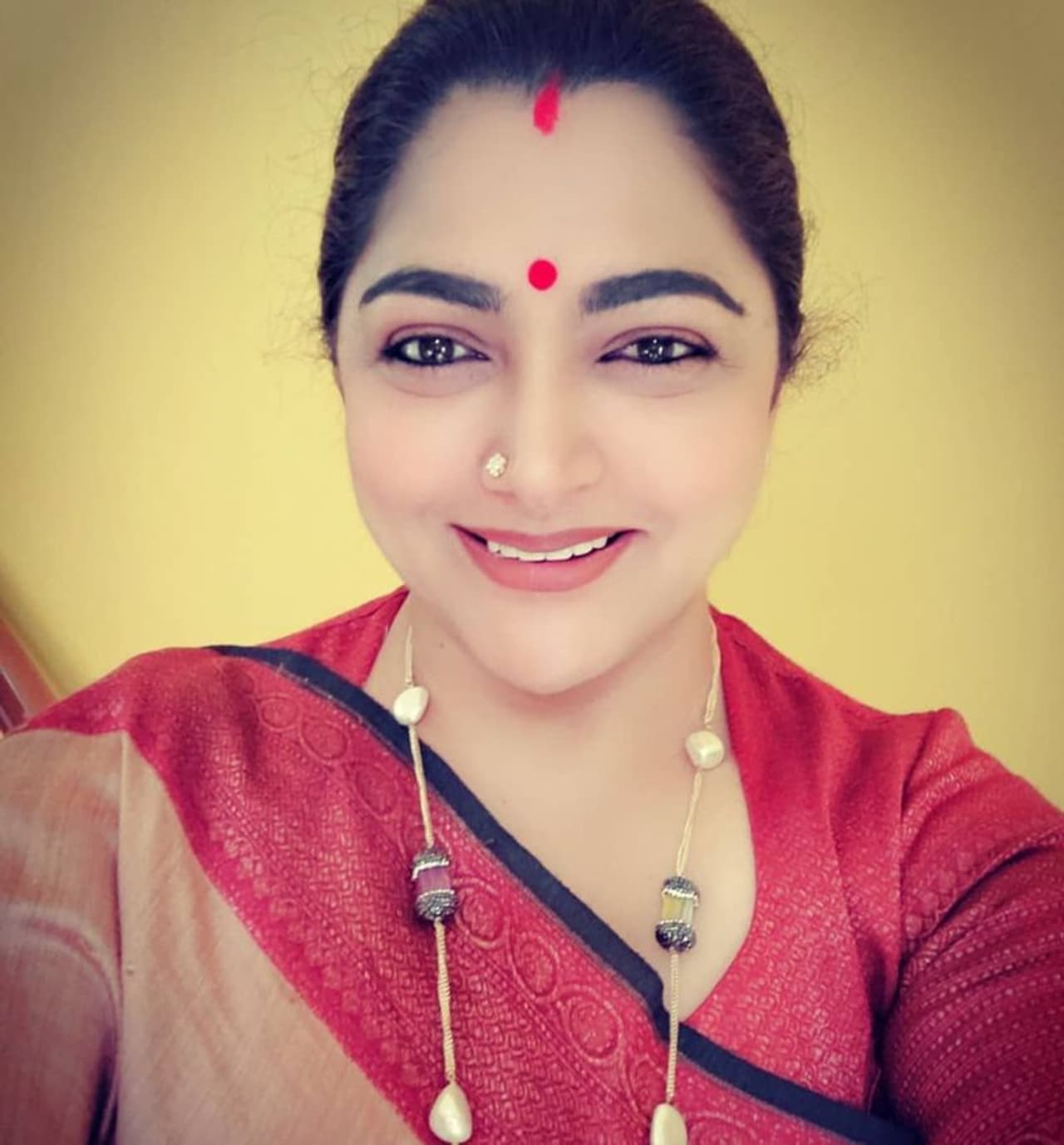 <p>முகப்பொலிவை கூட்ட மஞ்சள் பூசி அழகு சேர்க்கும் நடிகை குஸ்பு.... கண்டிப்பா பார்க்கவேண்டிய புகைப்படங்கள் ! </p> <p>முகப்பொலிவை கூட்ட மஞ்சள் பூசி அழகு சேர்க்கும் நடிகை குஸ்பு.... கண்டிப்பா பார்க்கவேண்டிய புகைப்படங்கள் ! </p>