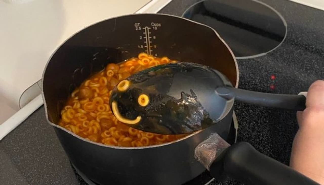 <p>തന്‍റെ&nbsp;ഭാര്യ പാചകം ചെയ്യുന്നതിനിടെ ഒരു അത്ഭുതം കണ്ടുവെന്ന് ഉറക്കെ വിളിച്ചു പറഞ്ഞുവെന്നും വന്നുനോക്കിയപ്പോള്‍ ഇതാണ് കണ്ടതെന്നും പറഞ്ഞാണ് ട്വിറ്റര്‍ ഉപയോക്താവായ മാത്യൂ ബേണ്‍സൈഡ്&nbsp;ഫോട്ടോ പോസ്റ്റ് ചെയ്തിരിക്കുന്നത്. സ്‌പെഗാറ്റി ഉണ്ടാക്കുന്നതിനിടെ &nbsp;തവിയില്‍ പറ്റിപ്പിടിച്ച രൂപമാണ് ചിത്രം ശ്രദ്ധ നേടാന്‍ കാരണം. എണ്ണൂറോളം ലൈക്കുകളും രണ്ടായിരത്തിനടുത്ത് റീട്വീറ്റുകളുമാണ് ചിത്രത്തിന്&nbsp;ലഭിച്ചത്.</p>