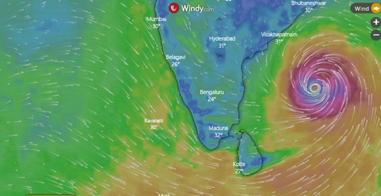 <p>പ്രവചനങ്ങള്ക്ക് അപ്പുറത്തുള്ള വേഗമാണ് ഇപ്പോള് ബംഗാള് ഉള്ക്കടലില് വീശുന്ന ചുഴലിക്കാറ്റിന് ഉള്ളത്. ബംഗാള് ഉള്ക്കടലില് രൂപം കൊണ്ട അതിശക്തമായ ചുഴലിക്കാറ്റുകളുടെ ഗണത്തിലാണ് ഇപ്പോള് ഉംപുണ് ചുഴലിക്കാറ്റിന്റെ സ്ഥാനം.</p> <p>പ്രവചനങ്ങള്ക്ക് അപ്പുറത്തുള്ള വേഗമാണ് ഇപ്പോള് ബംഗാള് ഉള്ക്കടലില് വീശുന്ന ചുഴലിക്കാറ്റിന് ഉള്ളത്. ബംഗാള് ഉള്ക്കടലില് രൂപം കൊണ്ട അതിശക്തമായ ചുഴലിക്കാറ്റുകളുടെ ഗണത്തിലാണ് ഇപ്പോള് ഉംപുണ് ചുഴലിക്കാറ്റിന്റെ സ്ഥാനം.</p>