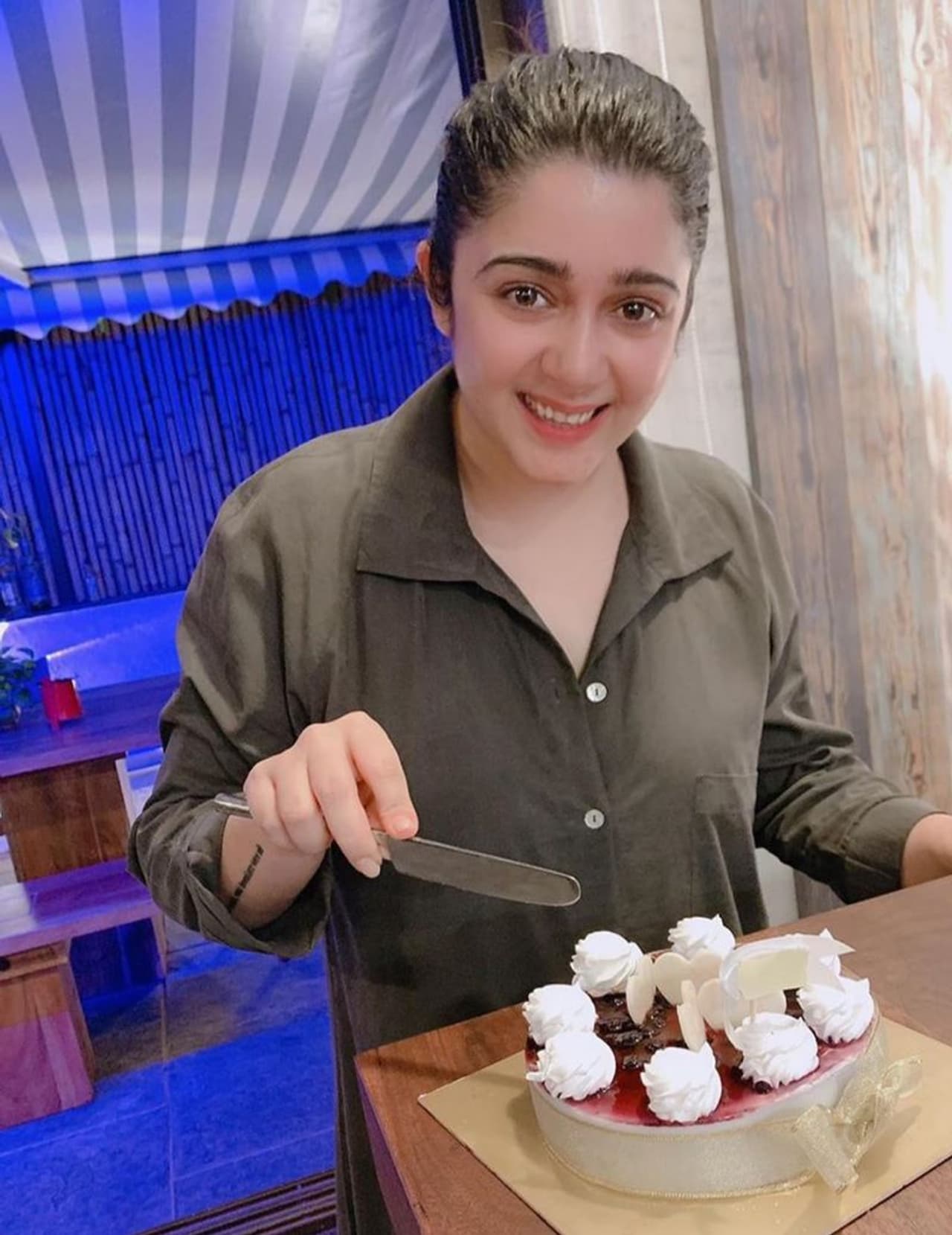 <p>இவங்க யாருனு உங்களுக்கு தெரியுதா ??? அவங்களே தான்.... பர்த்டேவை ஜாலியாக கொண்டாடிய சார்மி ! </p> <p>இவங்க யாருனு உங்களுக்கு தெரியுதா ??? அவங்களே தான்.... பர்த்டேவை ஜாலியாக கொண்டாடிய சார்மி ! </p>