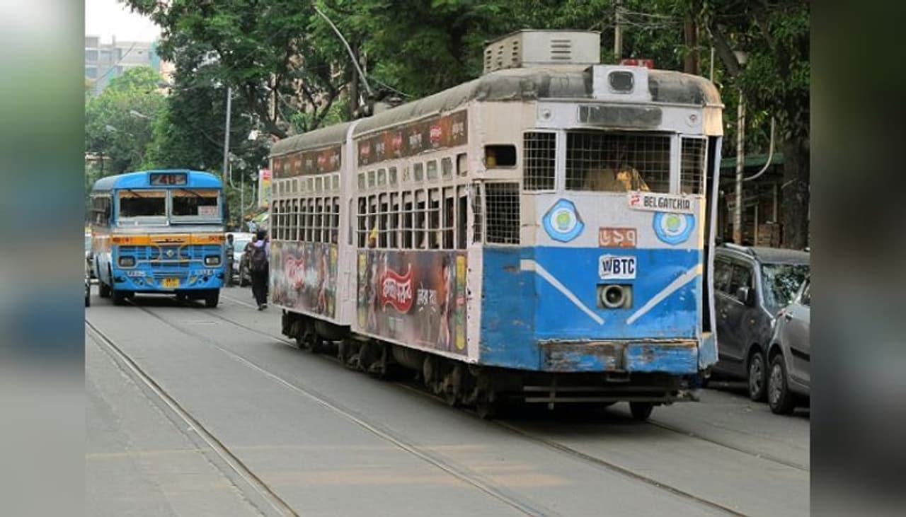 <p>The work of painting the head of the tram according to the 'color code' has already started at Nonapukur depot. The work has been completed in several trams. <br /> </p> <p>The work of painting the head of the tram according to the 'color code' has already started at Nonapukur depot. The work has been completed in several trams. <br /> </p>