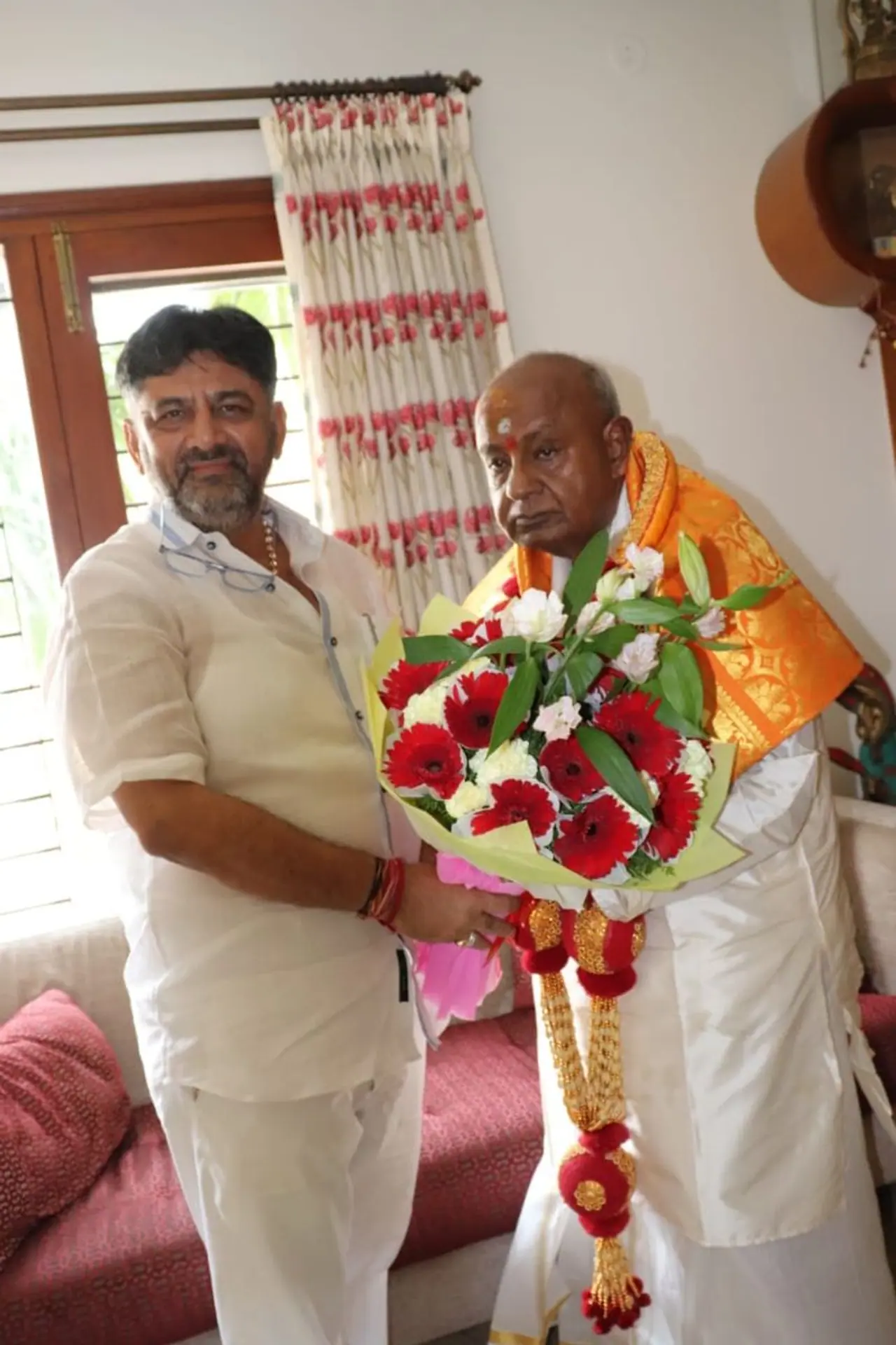 <p>88 ನೇ ವಸಂತಕ್ಕೆ ಕಾಲಿಟ್ಟ ಮಾಜಿ ಪ್ರಧಾನಿ ದೇವೇಗೌಡರಿಗೆ ಬರ್ತ್ಡೇ ವಿಶ್ ಮಾಡಿದ KPCC ಅಧ್ಯಕ್ಷ ಡಿ ಕೆ ಶಿವಕುಮಾರ್</p> <p>88 ನೇ ವಸಂತಕ್ಕೆ ಕಾಲಿಟ್ಟ ಮಾಜಿ ಪ್ರಧಾನಿ ದೇವೇಗೌಡರಿಗೆ ಬರ್ತ್ಡೇ ವಿಶ್ ಮಾಡಿದ KPCC ಅಧ್ಯಕ್ಷ ಡಿ ಕೆ ಶಿವಕುಮಾರ್</p>