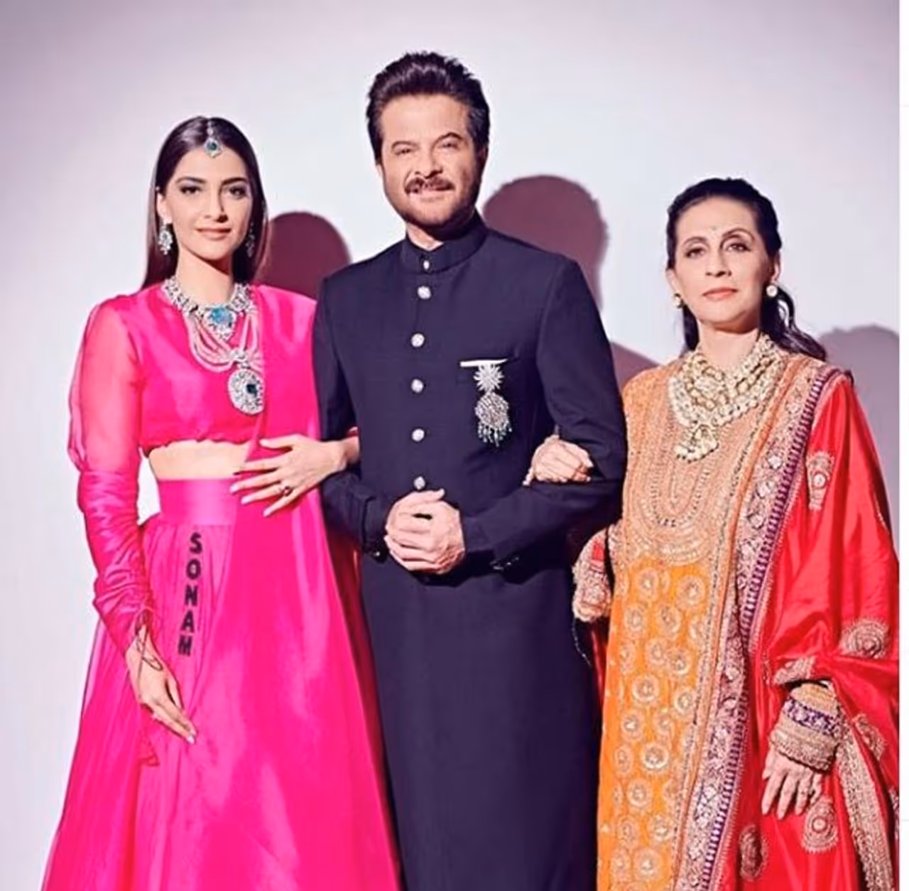 <p>ನಟ ಅನಿಲ್ ಕಪೂರ್ ಹಾಗೂ ಸುನಿತಾ ಹಿರಿಯ ಪುತ್ರಿ ಸೋನಂ ಕಪೂರ್.</p> <p>ನಟ ಅನಿಲ್ ಕಪೂರ್ ಹಾಗೂ ಸುನಿತಾ ಹಿರಿಯ ಪುತ್ರಿ ಸೋನಂ ಕಪೂರ್.</p>