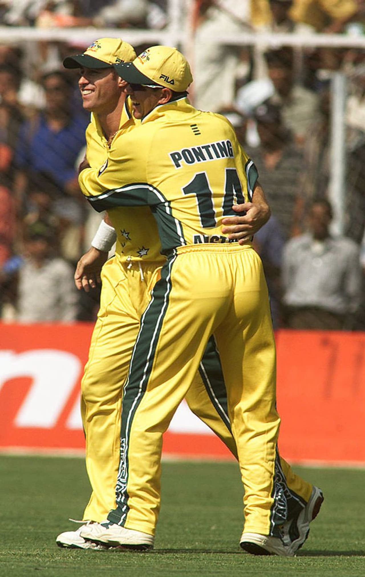 <p>ഓസ്ട്രേലിയയുടെ മൈക്കല് ബെവനാണ് റോഡ്സ് തെരഞ്ഞെടുത്ത മികച്ച ഫീല്ഡര്മാരിലൊരാള്. ഓസ്ട്രേലിയക്കായി 18 ടെസ്റ്റില് കളിച്ചിട്ടുള്ള ബെവന് എട്ട് ക്യാച്ചുകളും 232 ഏകദിനങ്ങളില് 69 ക്യാച്ചുകളും എടുത്തിട്ടുണ്ട്.</p> <p>ഓസ്ട്രേലിയയുടെ മൈക്കല് ബെവനാണ് റോഡ്സ് തെരഞ്ഞെടുത്ത മികച്ച ഫീല്ഡര്മാരിലൊരാള്. ഓസ്ട്രേലിയക്കായി 18 ടെസ്റ്റില് കളിച്ചിട്ടുള്ള ബെവന് എട്ട് ക്യാച്ചുകളും 232 ഏകദിനങ്ങളില് 69 ക്യാച്ചുകളും എടുത്തിട്ടുണ്ട്.</p>