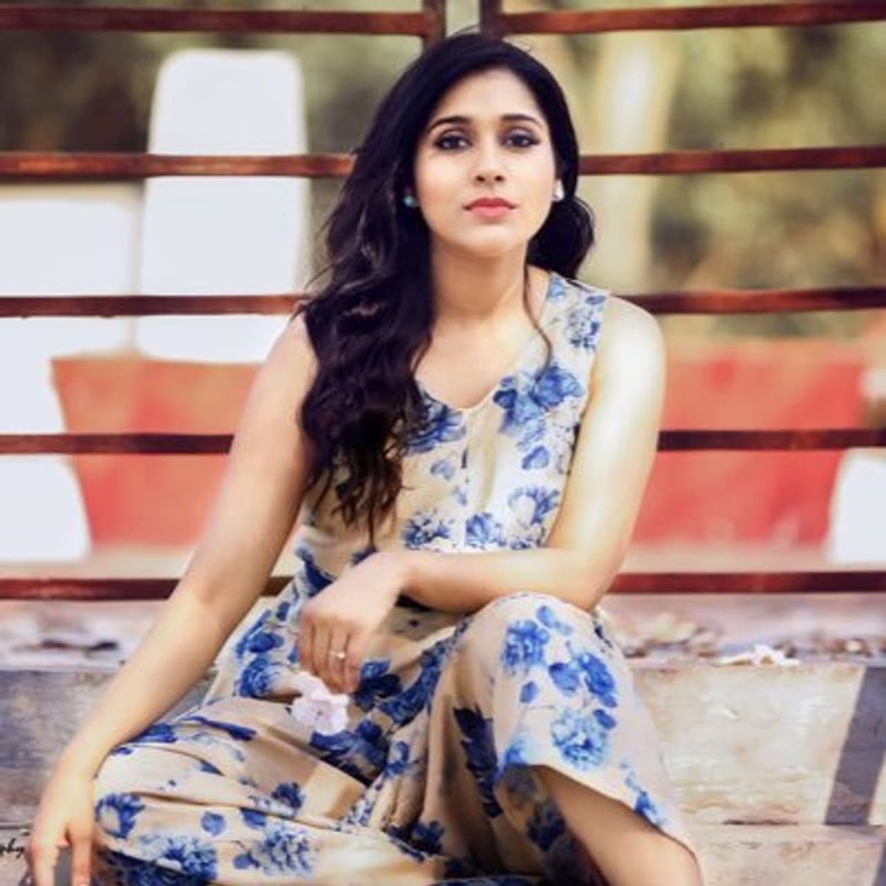 <p style="text align: justify;">తెర మీద హాట్ హాట్గా అందాలు ఆరబోసే రష్మీ, సోషల్ మీడియాలోనూ యమా యాక్టివ్గా ఉంటుంది. తన మీద వచ్చే విమర్శల విషయంలో ఘాటుగా స్పందించే ఈ బ్యూటీ, సామాజిక అంశాల విషయంలో కూడా అదే స్థాయిలో రెస్పాండ్ అవుతూ ఉంటుంది.</p> <p style="text align: justify;">తెర మీద హాట్ హాట్గా అందాలు ఆరబోసే రష్మీ, సోషల్ మీడియాలోనూ యమా యాక్టివ్గా ఉంటుంది. తన మీద వచ్చే విమర్శల విషయంలో ఘాటుగా స్పందించే ఈ బ్యూటీ, సామాజిక అంశాల విషయంలో కూడా అదే స్థాయిలో రెస్పాండ్ అవుతూ ఉంటుంది.</p>