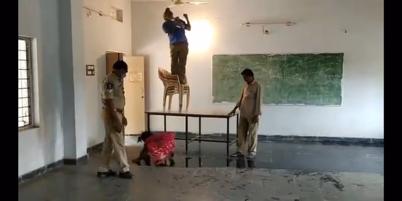 <p>అమరావతి: నెల్లూరు జిల్లాలోని ఆత్మకూరులో ఇంటర్ స్పాట్ వాల్యూయేషన్ జరుగుతున్న కళాశాలలో ఓ చిన్నారి చేత వెట్టిచాకిరి చేయించడం వివాదాస్పదంగా మారింది. ముక్కుపచ్చలారని చిన్నారి చేత కళాశాల సిబ్బంది ఓ గదిని శుభ్రం చేయించారు. అయితే ఇలా చిన్నారుల చేత వెట్టిచాకిరి చేయించడం లాంటి చట్టవ్యతిరేక కార్యకలాపాలను అడ్డుకోవాల్సిన పోలీసులే దగ్గరుండి మరీ చేయించడం మరింత వివాదాస్పదంగా మారింది. </p> <p>అమరావతి: నెల్లూరు జిల్లాలోని ఆత్మకూరులో ఇంటర్ స్పాట్ వాల్యూయేషన్ జరుగుతున్న కళాశాలలో ఓ చిన్నారి చేత వెట్టిచాకిరి చేయించడం వివాదాస్పదంగా మారింది. ముక్కుపచ్చలారని చిన్నారి చేత కళాశాల సిబ్బంది ఓ గదిని శుభ్రం చేయించారు. అయితే ఇలా చిన్నారుల చేత వెట్టిచాకిరి చేయించడం లాంటి చట్టవ్యతిరేక కార్యకలాపాలను అడ్డుకోవాల్సిన పోలీసులే దగ్గరుండి మరీ చేయించడం మరింత వివాదాస్పదంగా మారింది. </p>