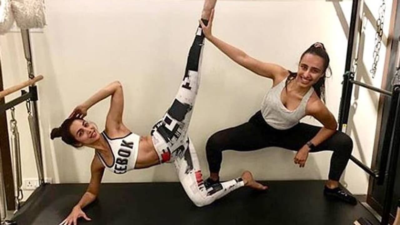 <p>ಸ್ಟ್ರಾಂಗ್ ಆಂಡ್ ಫಿಟ್ ಆಗಿರಲು ಜಿಮ್ನಲ್ಲಿ ಸಾಕಷ್ಟು ಸಮಯವನ್ನು ಕಳೆಯುತ್ತಾರೆ ಮಲೈಕಾ. ಆದರೆ ಲಾಕ್ಡೌನ್ ಕಾರಣದಿಂದ, ಪ್ರಸ್ತುತ ತಮ್ಮ ಟ್ರೈನರ್ ಜೊತೆ ಸಂಪರ್ಕದಲ್ಲಿದ್ದು, ಮನೆಯಲ್ಲೇ ವ್ಯಾಯಾಮ ಮಾಡುತ್ತಿದ್ದಾರಂತೆ, ಮಧ್ಯ ವಯಸ್ಸಿನ ಈ ಬಾಲಿವುಡ್ ಬೆಡಗಿ. </p> <p>ಸ್ಟ್ರಾಂಗ್ ಆಂಡ್ ಫಿಟ್ ಆಗಿರಲು ಜಿಮ್ನಲ್ಲಿ ಸಾಕಷ್ಟು ಸಮಯವನ್ನು ಕಳೆಯುತ್ತಾರೆ ಮಲೈಕಾ. ಆದರೆ ಲಾಕ್ಡೌನ್ ಕಾರಣದಿಂದ, ಪ್ರಸ್ತುತ ತಮ್ಮ ಟ್ರೈನರ್ ಜೊತೆ ಸಂಪರ್ಕದಲ್ಲಿದ್ದು, ಮನೆಯಲ್ಲೇ ವ್ಯಾಯಾಮ ಮಾಡುತ್ತಿದ್ದಾರಂತೆ, ಮಧ್ಯ ವಯಸ್ಸಿನ ಈ ಬಾಲಿವುಡ್ ಬೆಡಗಿ. </p>