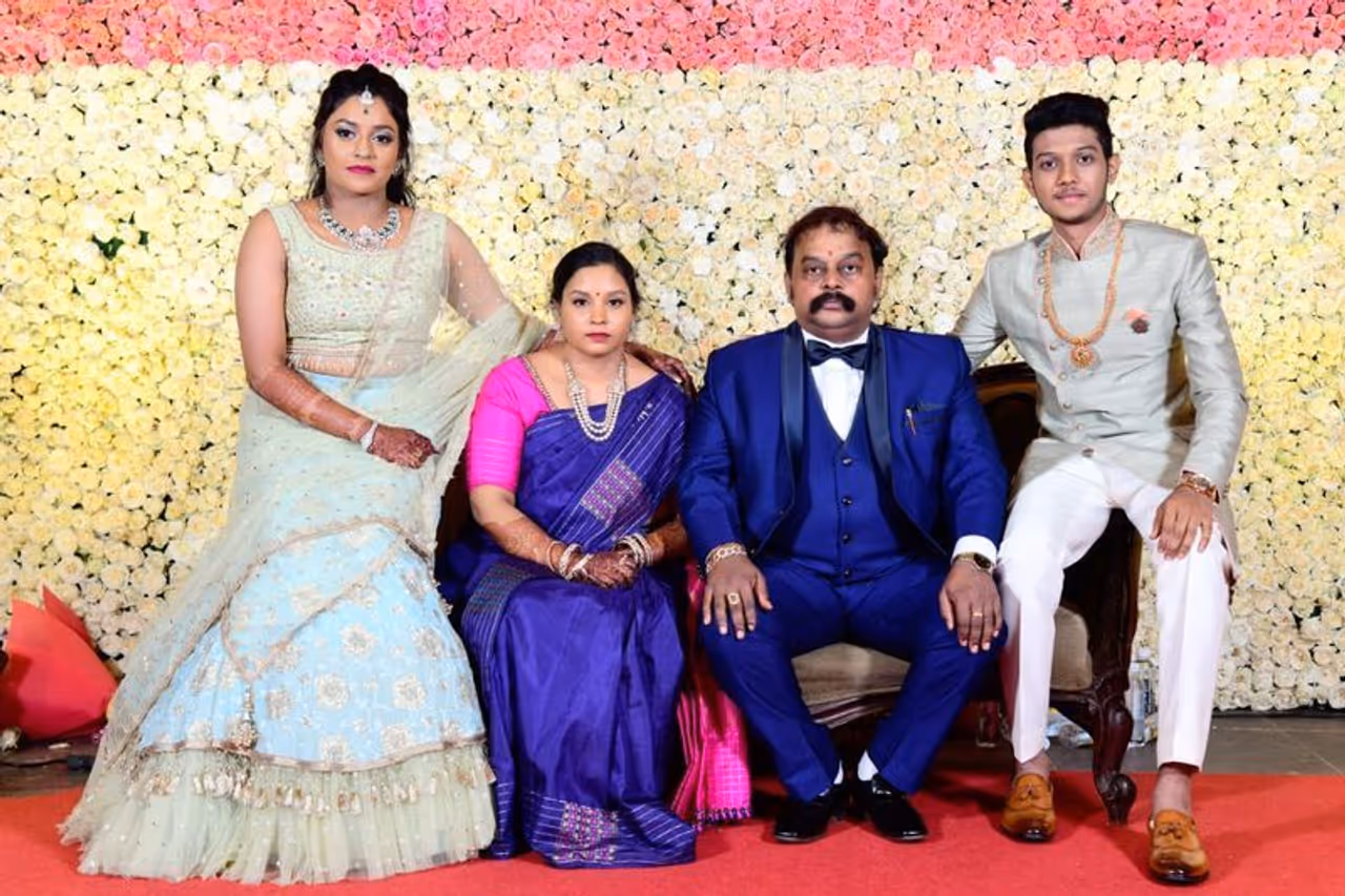 <p>ಕೊರೋನಾ ಲಾಕ್ಡೌನ್ನಿಂದಾಗಿ ಮುಂದೂಡಲ್ಪಟ್ಟಿದ್ದ ಜೆಡಿಎಸ್ ವಿಧಾನಪರಿಷತ್ ಸದಸ್ಯ ಟಿ.ಎ.ಶರವಣ ಅವರ ಪುತ್ರಿಯ ಮದ್ವೆಗೆ ಹೊಸ ಡೇಟ್ ಫಿಕ್ಸ್ ಆಗಿದೆ.</p> <p>ಕೊರೋನಾ ಲಾಕ್ಡೌನ್ನಿಂದಾಗಿ ಮುಂದೂಡಲ್ಪಟ್ಟಿದ್ದ ಜೆಡಿಎಸ್ ವಿಧಾನಪರಿಷತ್ ಸದಸ್ಯ ಟಿ.ಎ.ಶರವಣ ಅವರ ಪುತ್ರಿಯ ಮದ್ವೆಗೆ ಹೊಸ ಡೇಟ್ ಫಿಕ್ಸ್ ಆಗಿದೆ.</p>