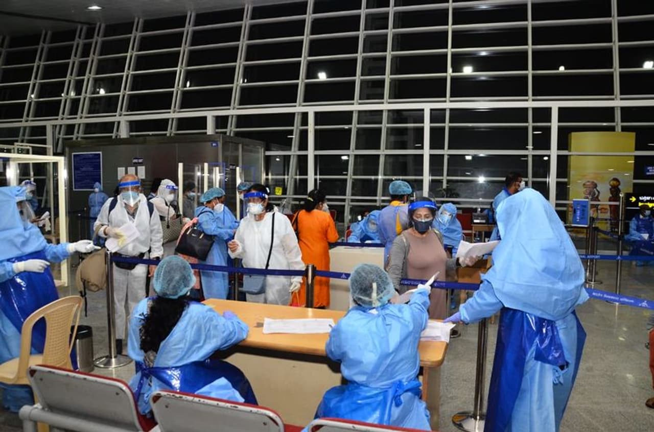 <p>ತಾಂತ್ರಿಕ ಕಾರಣದಿಂದಾಗಿ ಸಂಜೆ ಒಂದು ತಾಸು ವಿಳಂಬವಾಗಿ, ದುಬೈನಿಂದ ಸಂಜೆ 3.30ಕ್ಕೆ ಹೊರಟ ಏರ್ಇಂಡಿಯಾ ಎಕ್ಸ್ಪ್ರೆಸ್ 384 ವಿಮಾನ ರಾತ್ರಿ 7.45ಕ್ಕೆ ತಲುಪಿತು.</p> <p>ತಾಂತ್ರಿಕ ಕಾರಣದಿಂದಾಗಿ ಸಂಜೆ ಒಂದು ತಾಸು ವಿಳಂಬವಾಗಿ, ದುಬೈನಿಂದ ಸಂಜೆ 3.30ಕ್ಕೆ ಹೊರಟ ಏರ್ಇಂಡಿಯಾ ಎಕ್ಸ್ಪ್ರೆಸ್ 384 ವಿಮಾನ ರಾತ್ರಿ 7.45ಕ್ಕೆ ತಲುಪಿತು.</p>